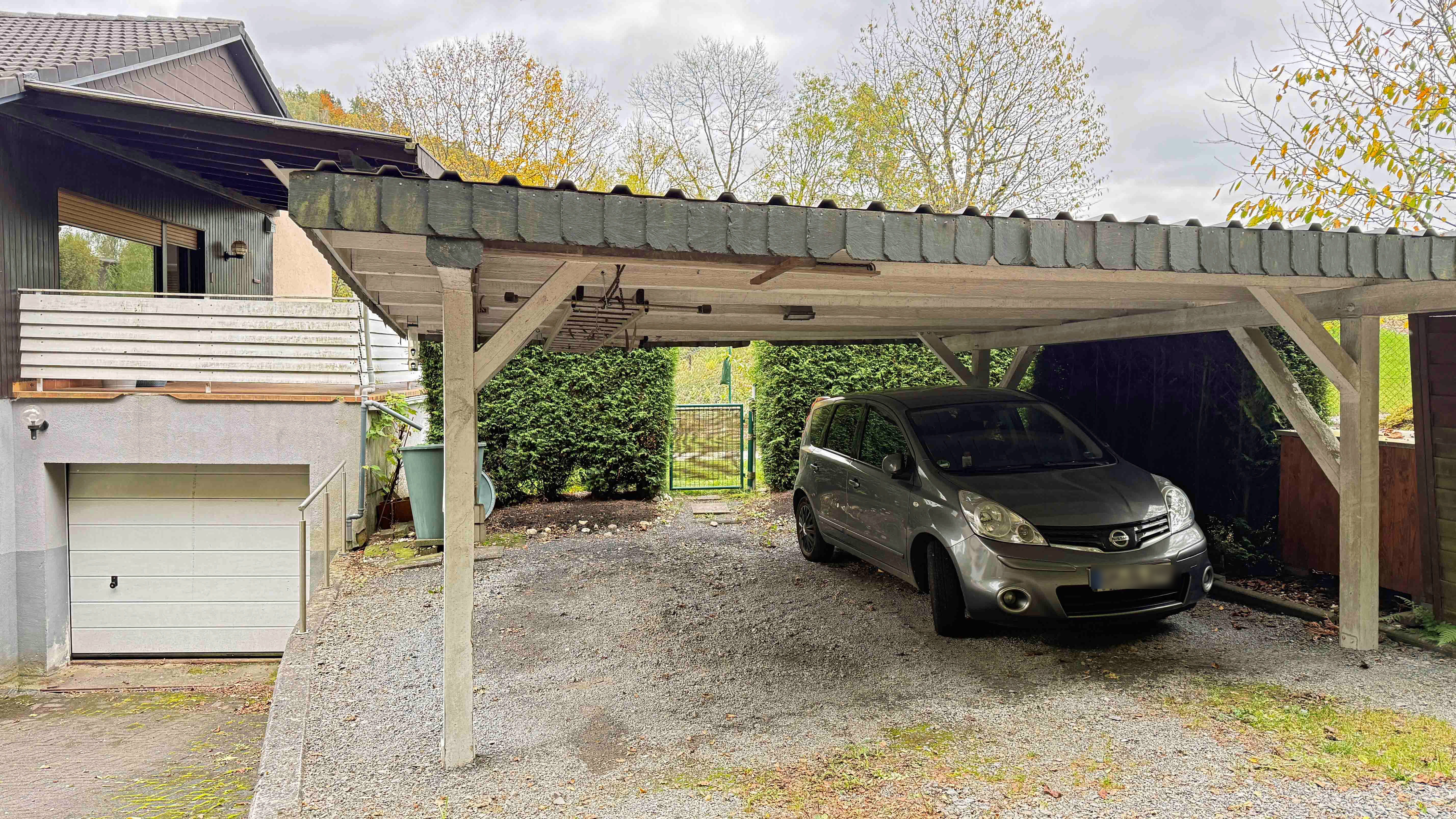 Morsbach-Bitze: EFH mit ELW / preiswert und gut, ...Garagenzufahrt und Carport 