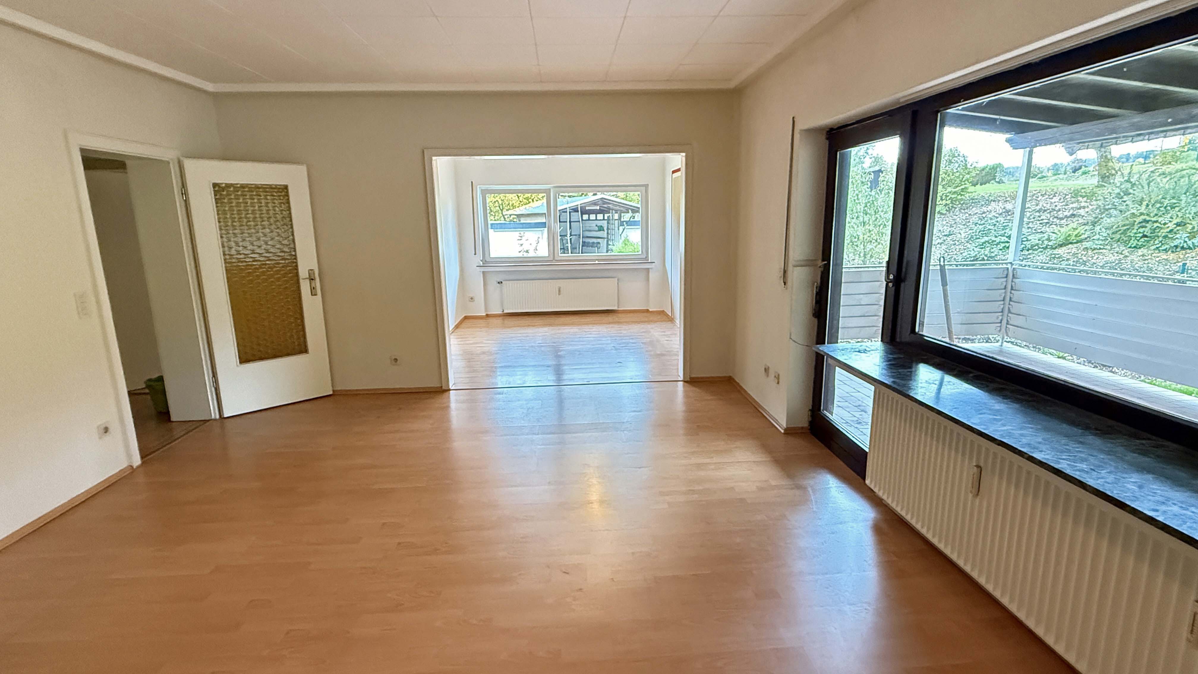 Morsbach-Bitze: EFH mit ELW / preiswert und gut, Wohn- (24 m²) und Esszimmer (11 m²) mit direkt...