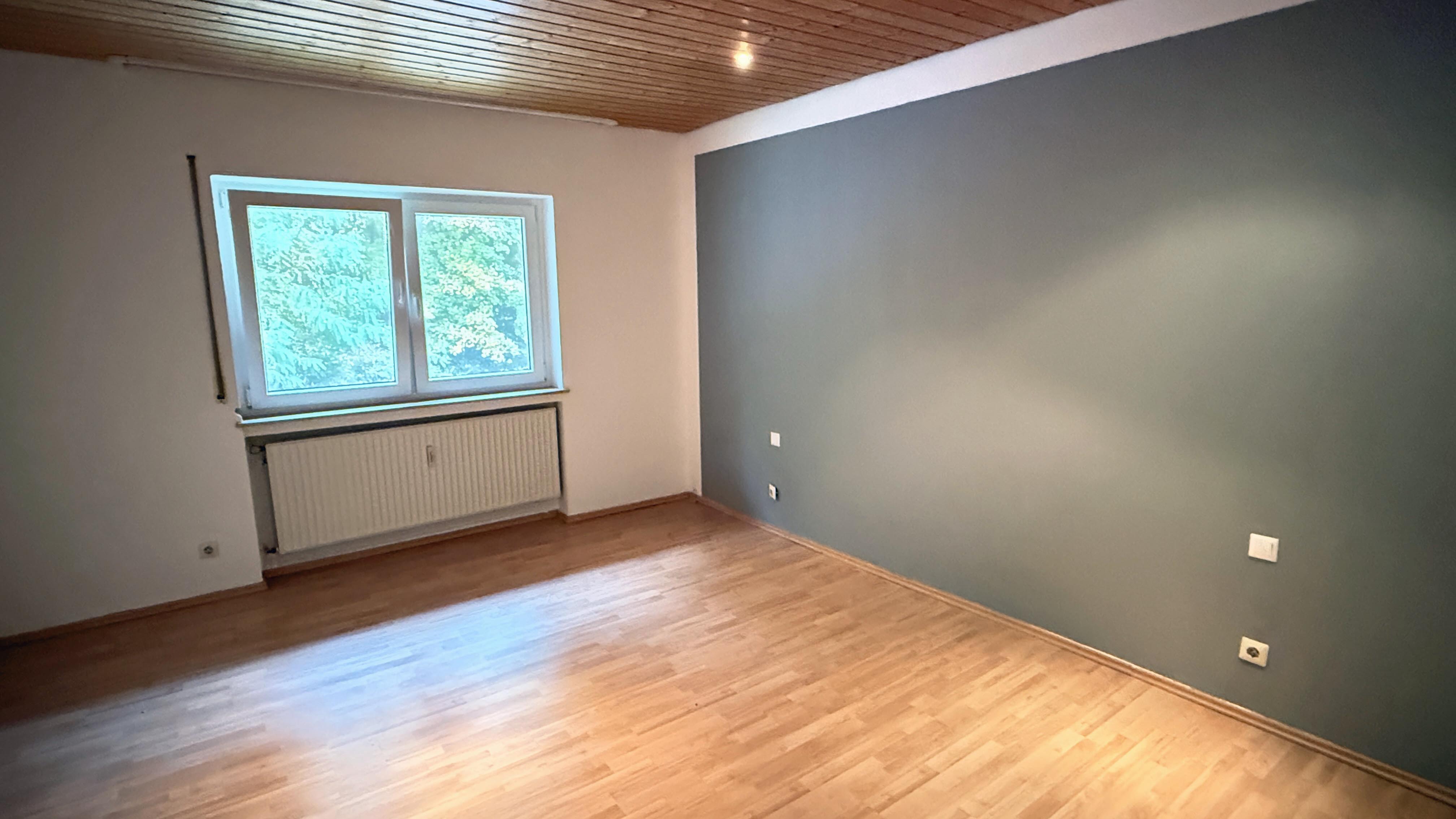 Morsbach-Bitze: EFH mit ELW / preiswert und gut, Eines der 3 Schlafzimmern im EG: (9 m², 14 m² und 15,9 m²).