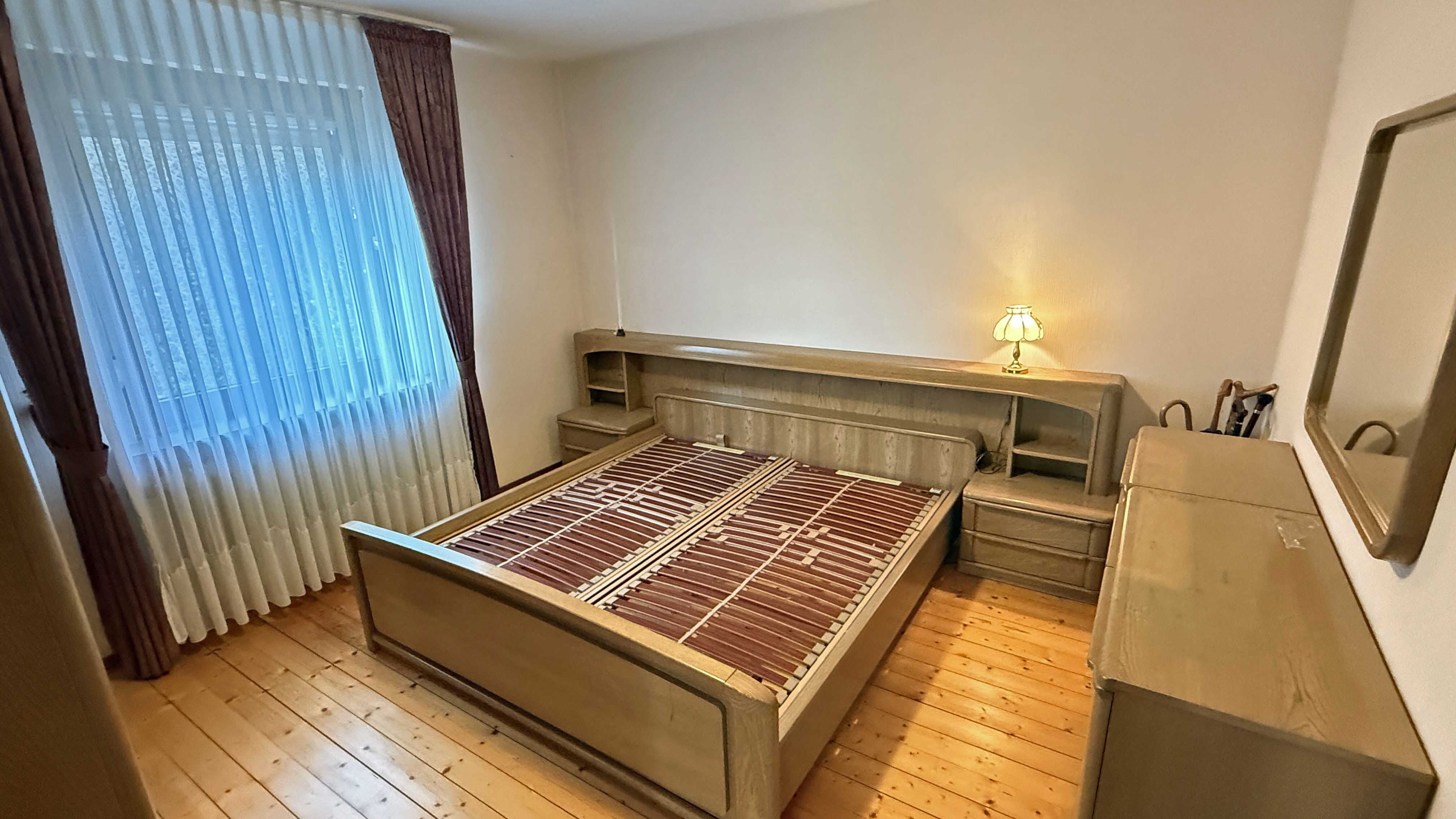 Morsbach: Baujahr 1939, aber modernisiert, barrierefrei, preiswert und gut, ...angrenzendes Schlafzimmer mit Holzdielen im Erdgeschoss