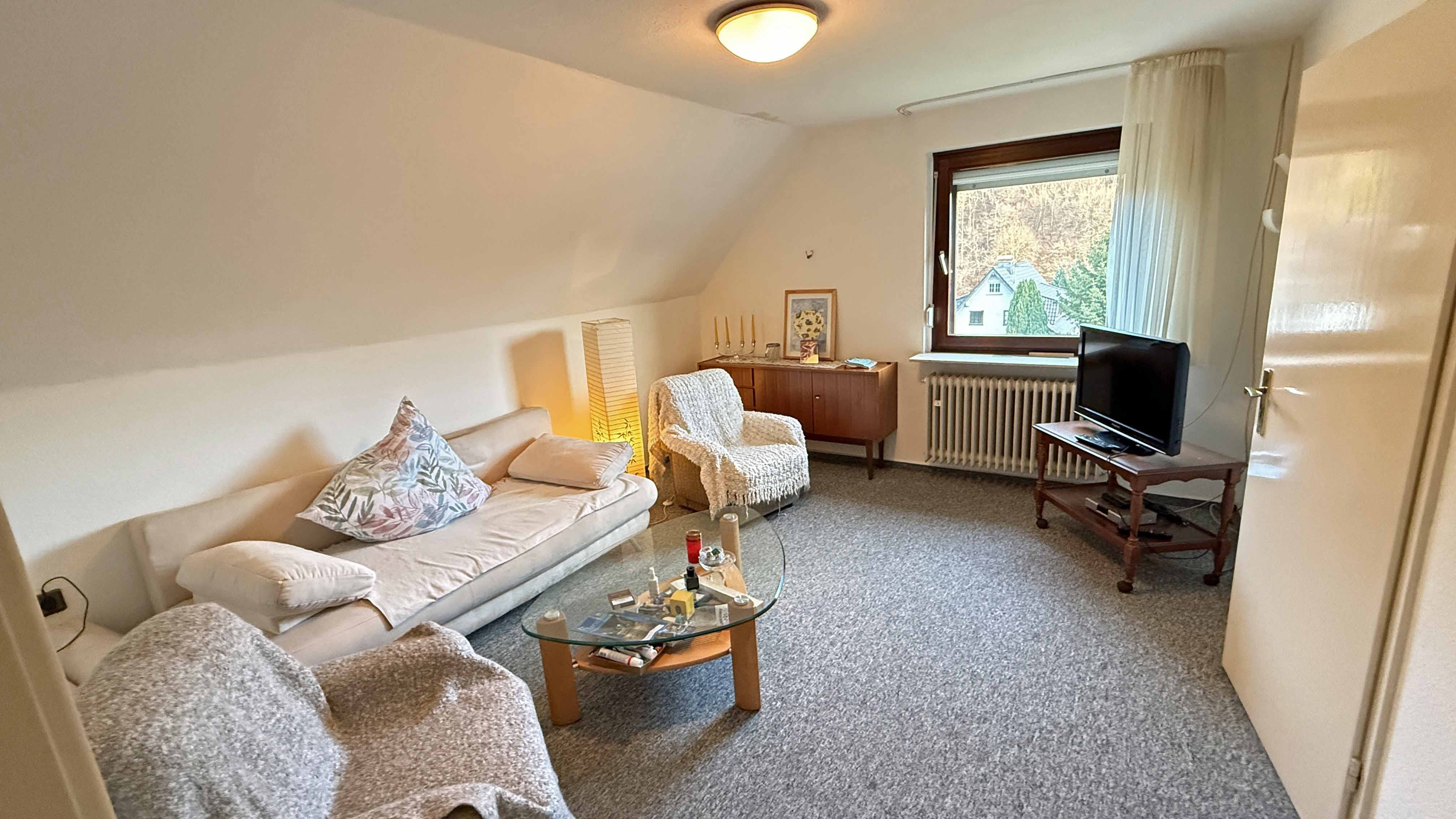 Morsbach: Baujahr 1939, aber modernisiert, barrierefrei, preiswert und gut, 3 Schlafzimmer (14,3 m², 13,8 m² und 11,8 m²), sowie...