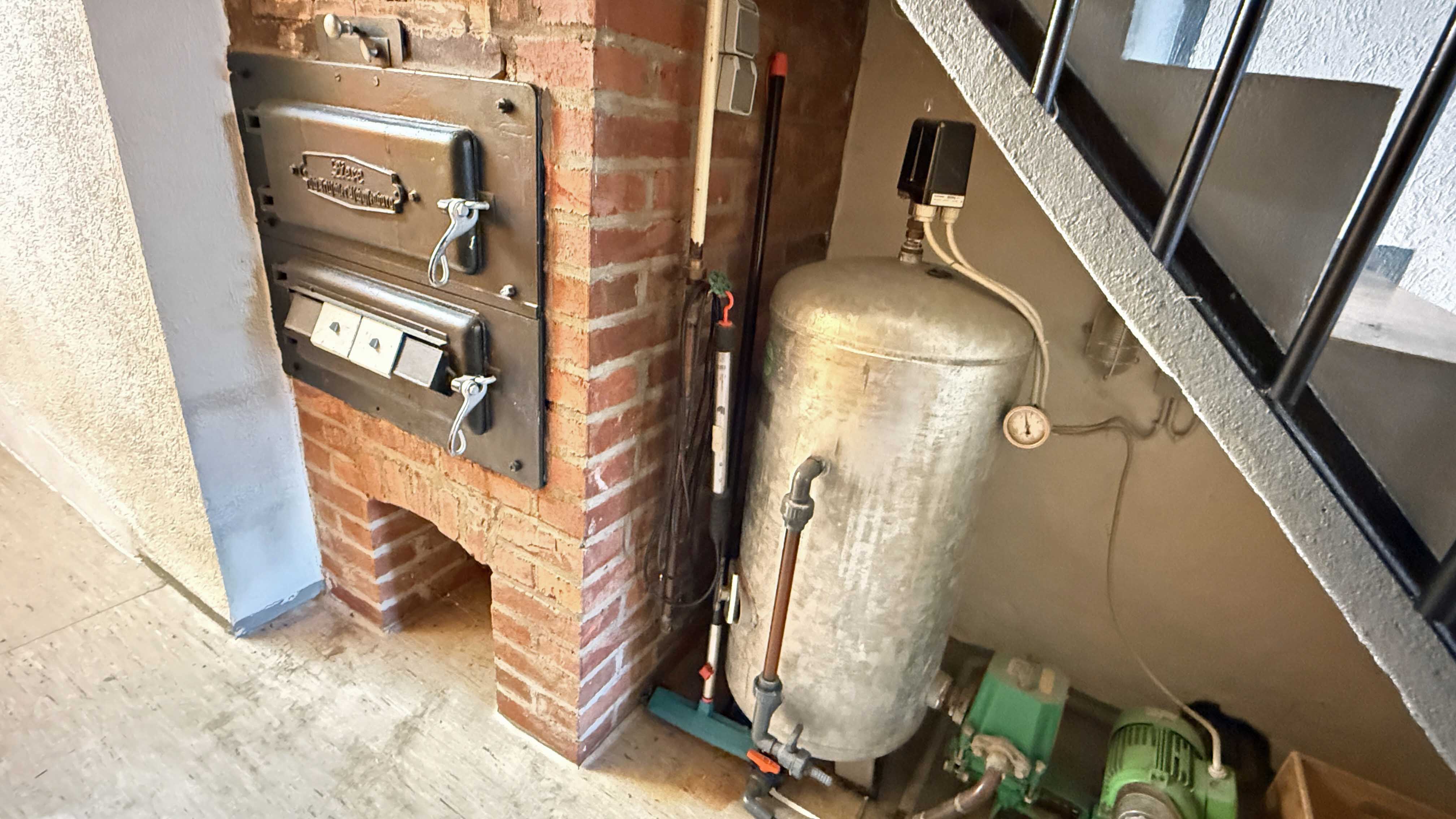 Morsbach: Baujahr 1939, aber modernisiert, barrierefrei, preiswert und gut, der Backes und (mögliche) eigene Wasserversorgung 