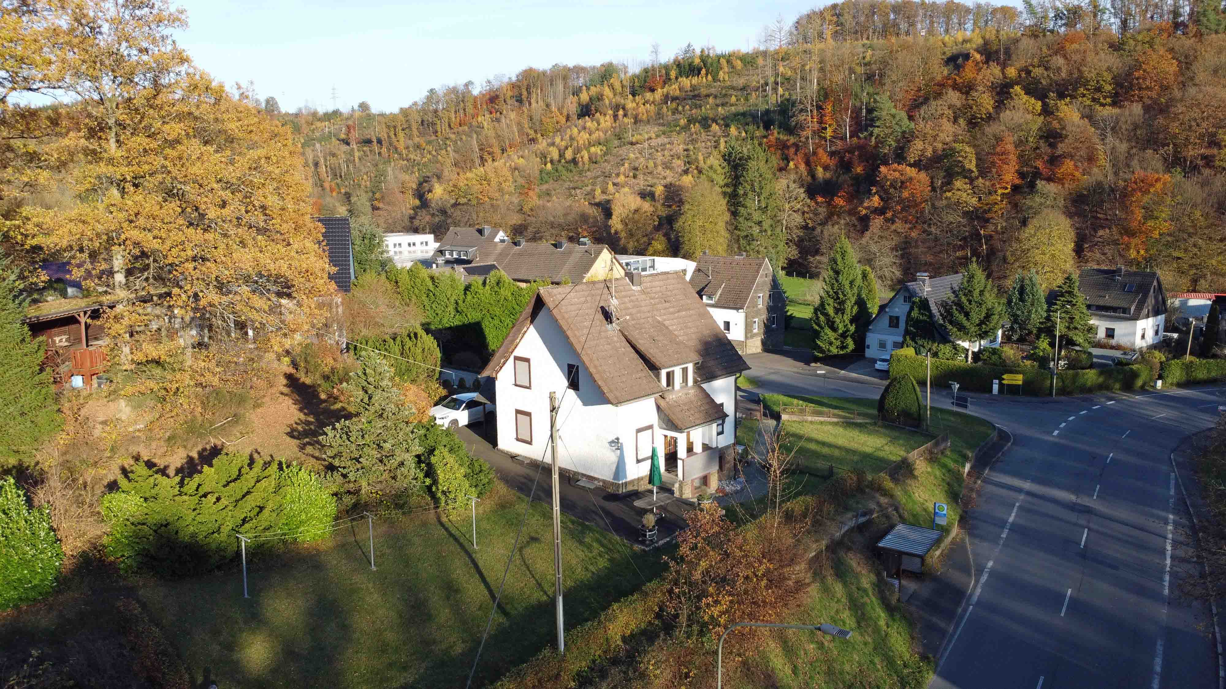 Morsbach: Baujahr 1939, aber modernisiert, barrierefrei, preiswert und gut, 2.437 m² Grundstück mit Laubwald am Ortsrand Morsbach