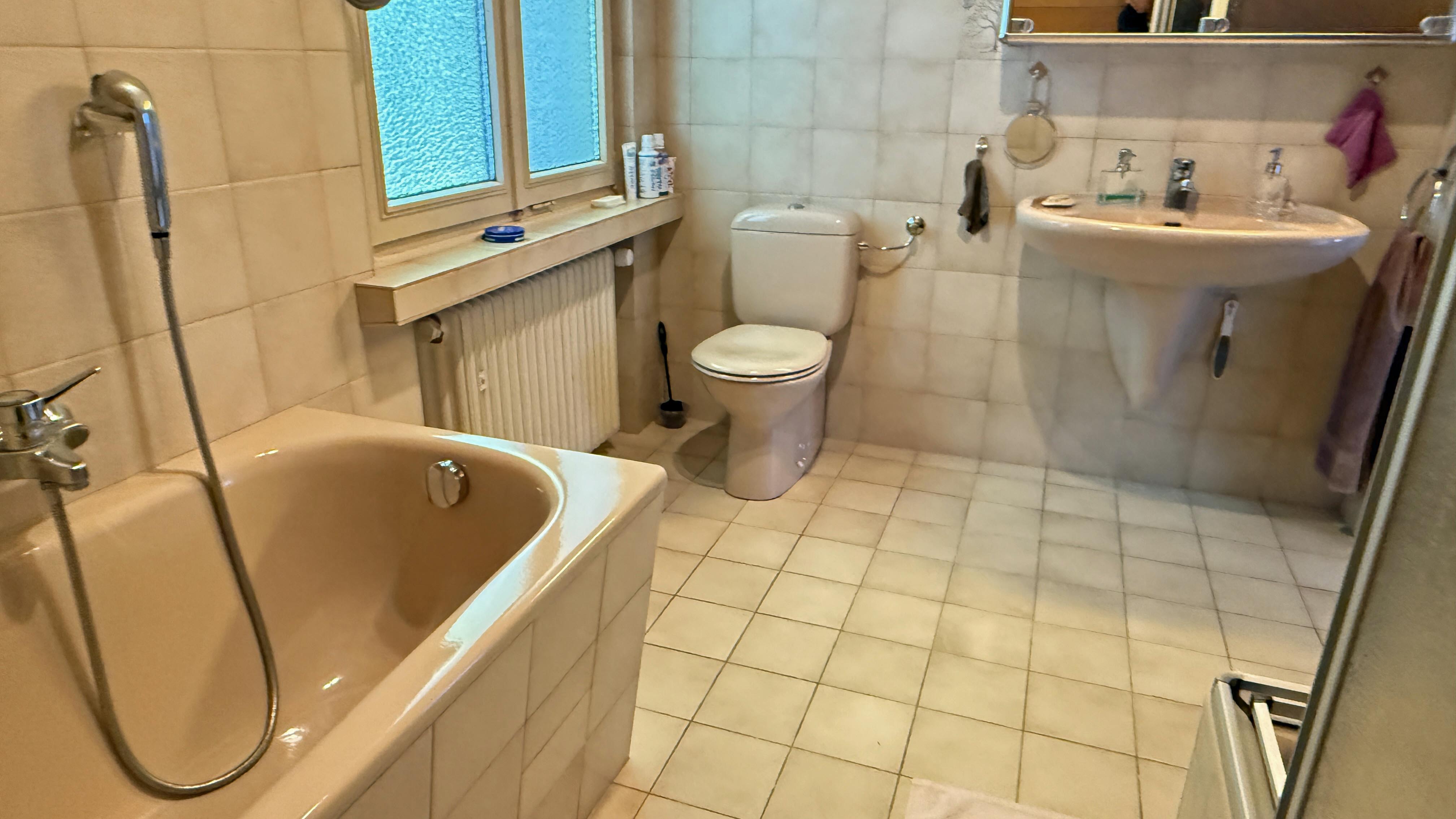 Waldbröl: Gepflegtes 50er-Jahre-EFH im herrlichen Höhenweg, Bad im DG: 7 m². Im EG ist ein Gäste-WC vorhanden.