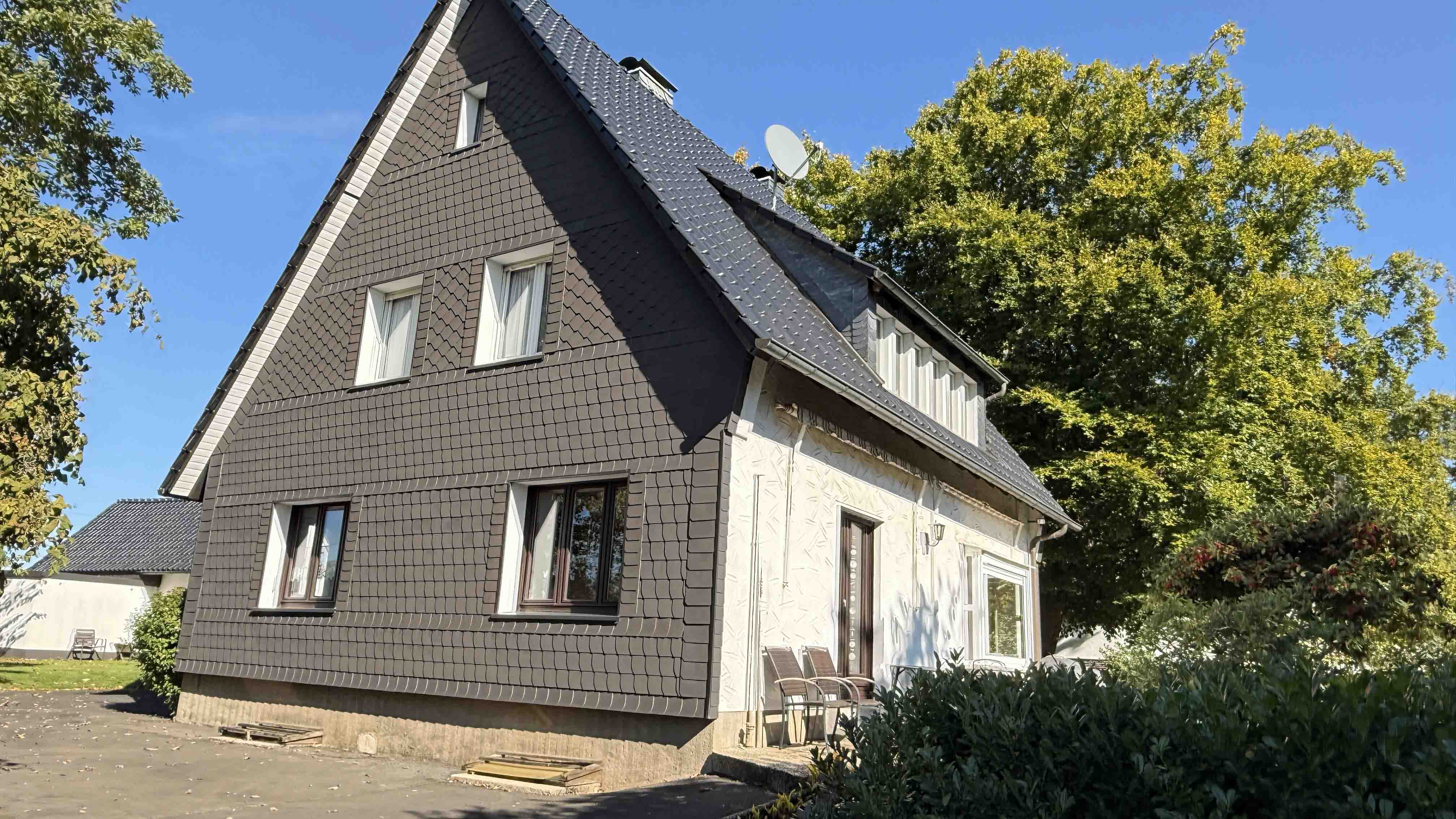 Waldbröl: Gepflegtes 50er-Jahre-EFH im herrlichen Höhenweg, Giebel- / Süd-/ Hausrückseite mit...