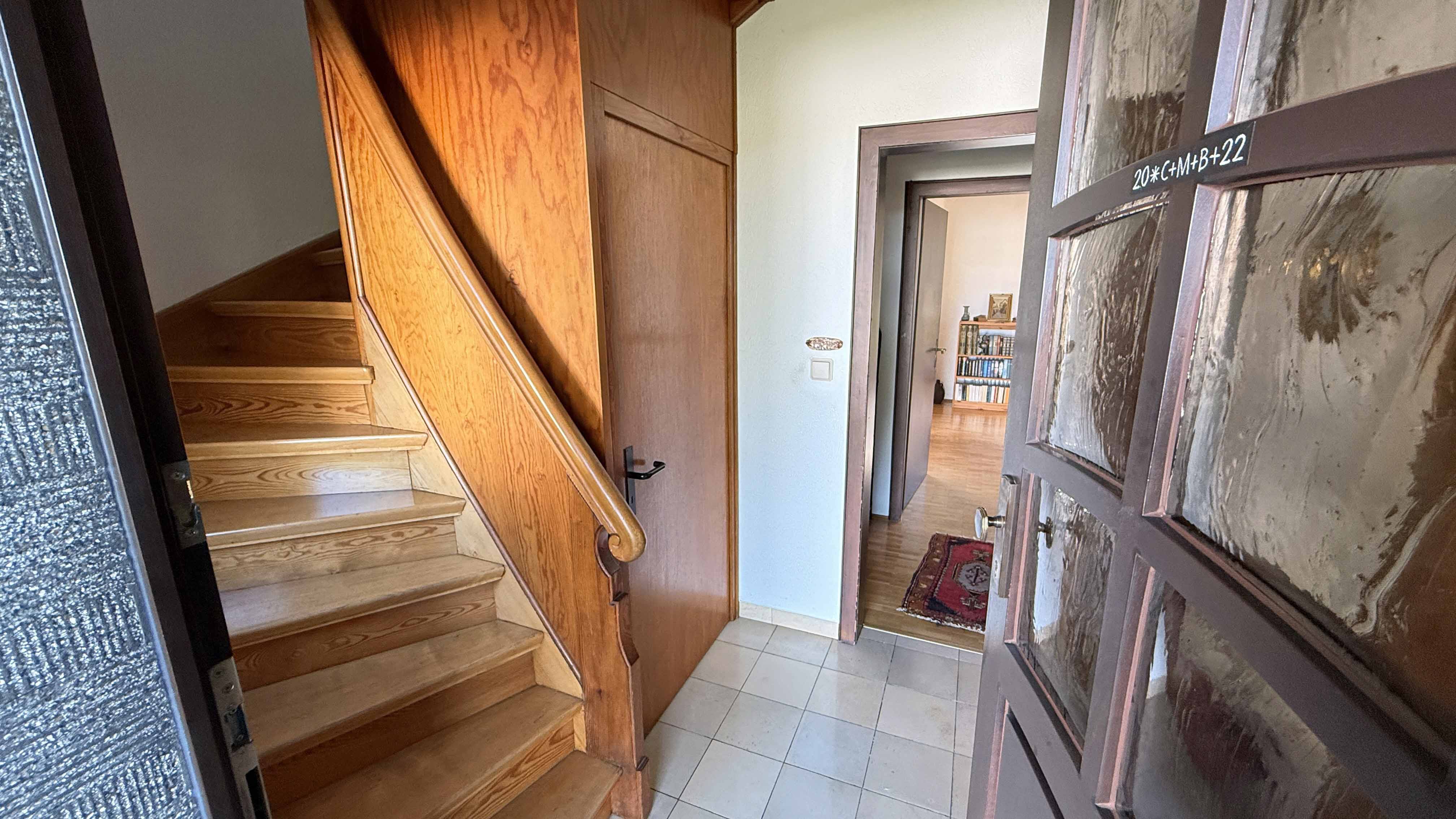 Waldbröl: Gepflegtes 50er-Jahre-EFH im herrlichen Höhenweg, Blick in den Hauseingang mit stilvoller Holztreppe