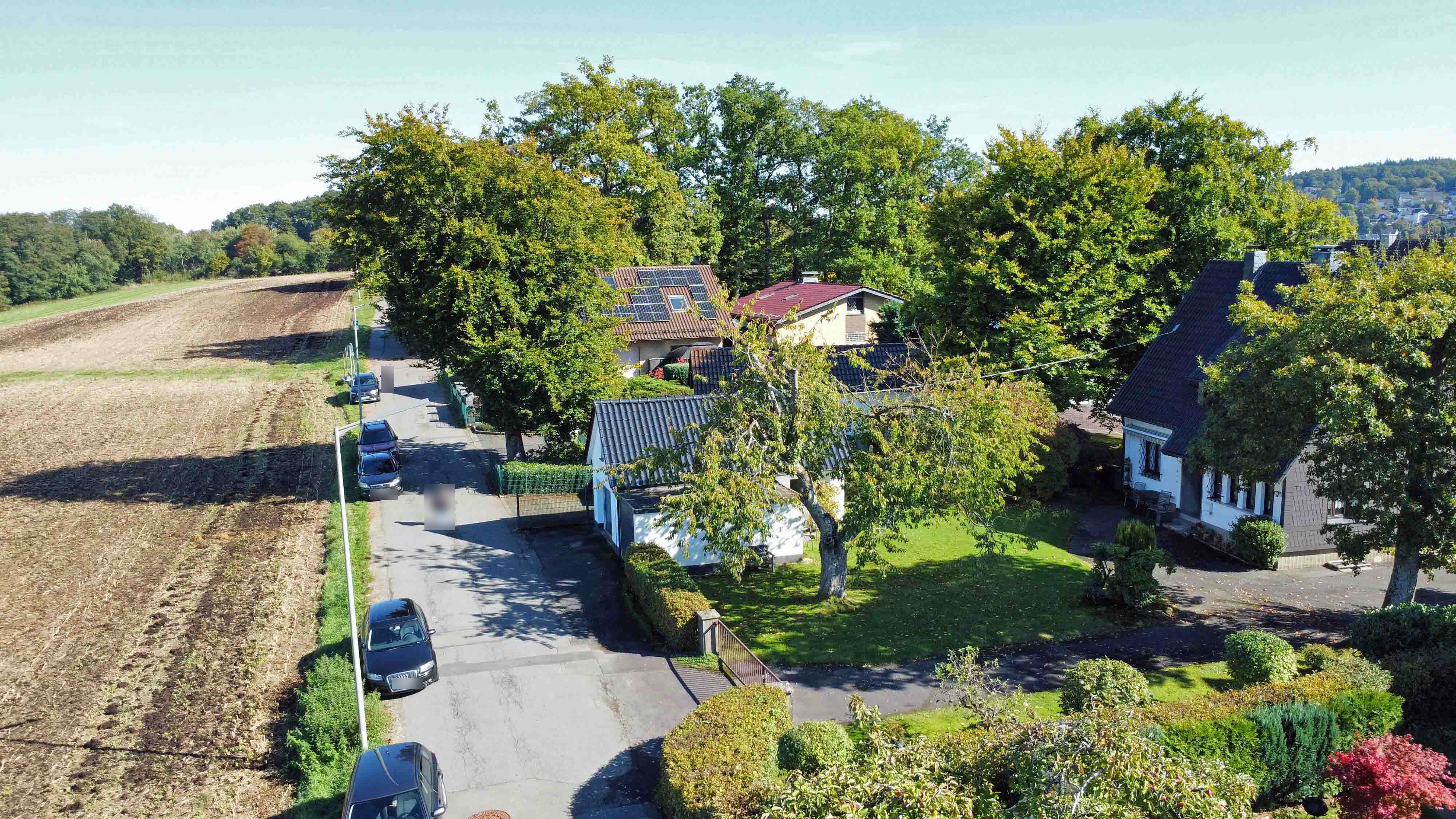 Waldbröl: Gepflegtes 50er-Jahre-EFH im herrlichen Höhenweg, ...links: das Land und viel Natur