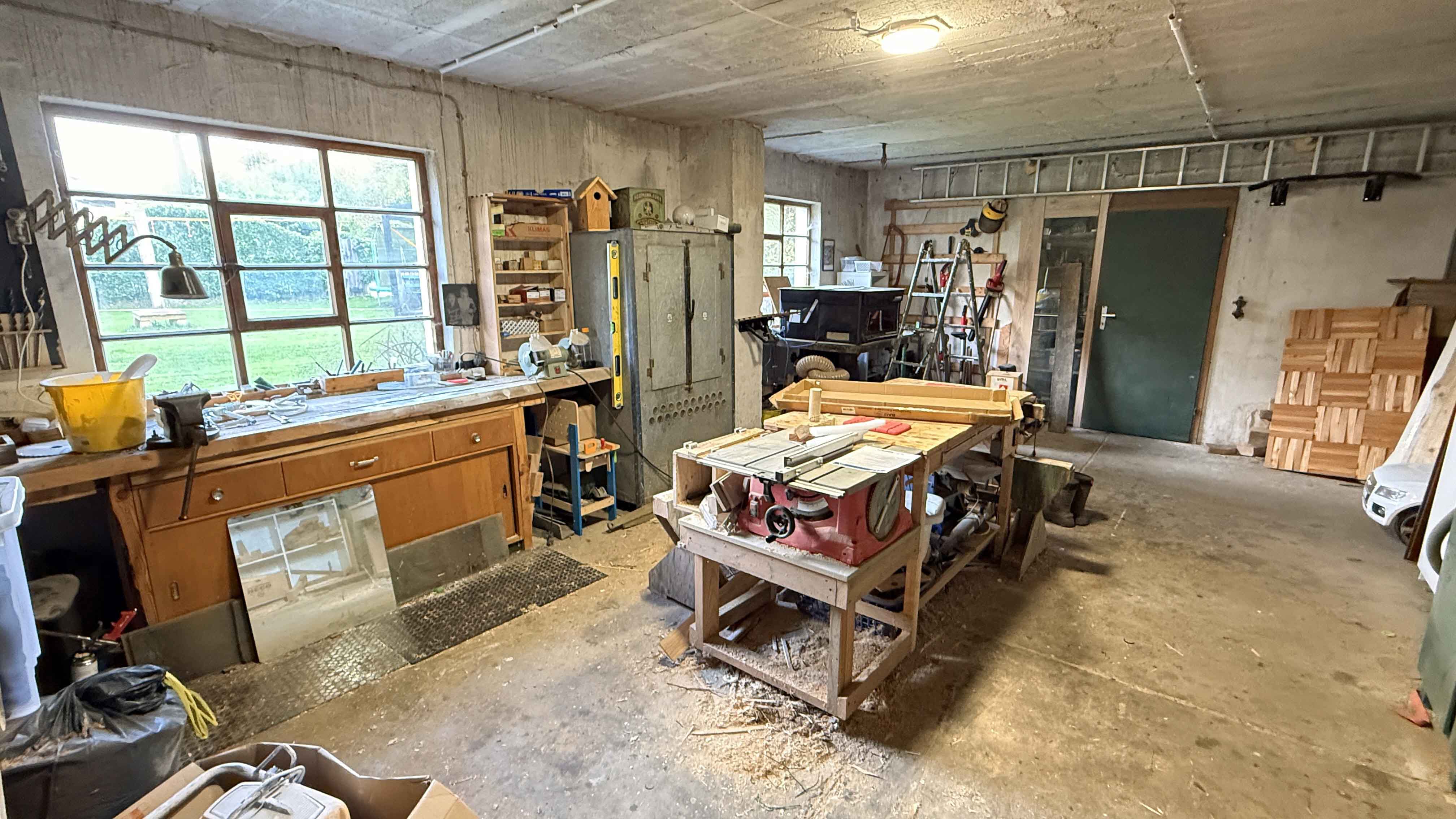 Morsbach-Ellingen: Viel Platz und Natur / Familienparadies am Waldrand, tolle Werkstatt (37 m²) mit großen Fenstern
