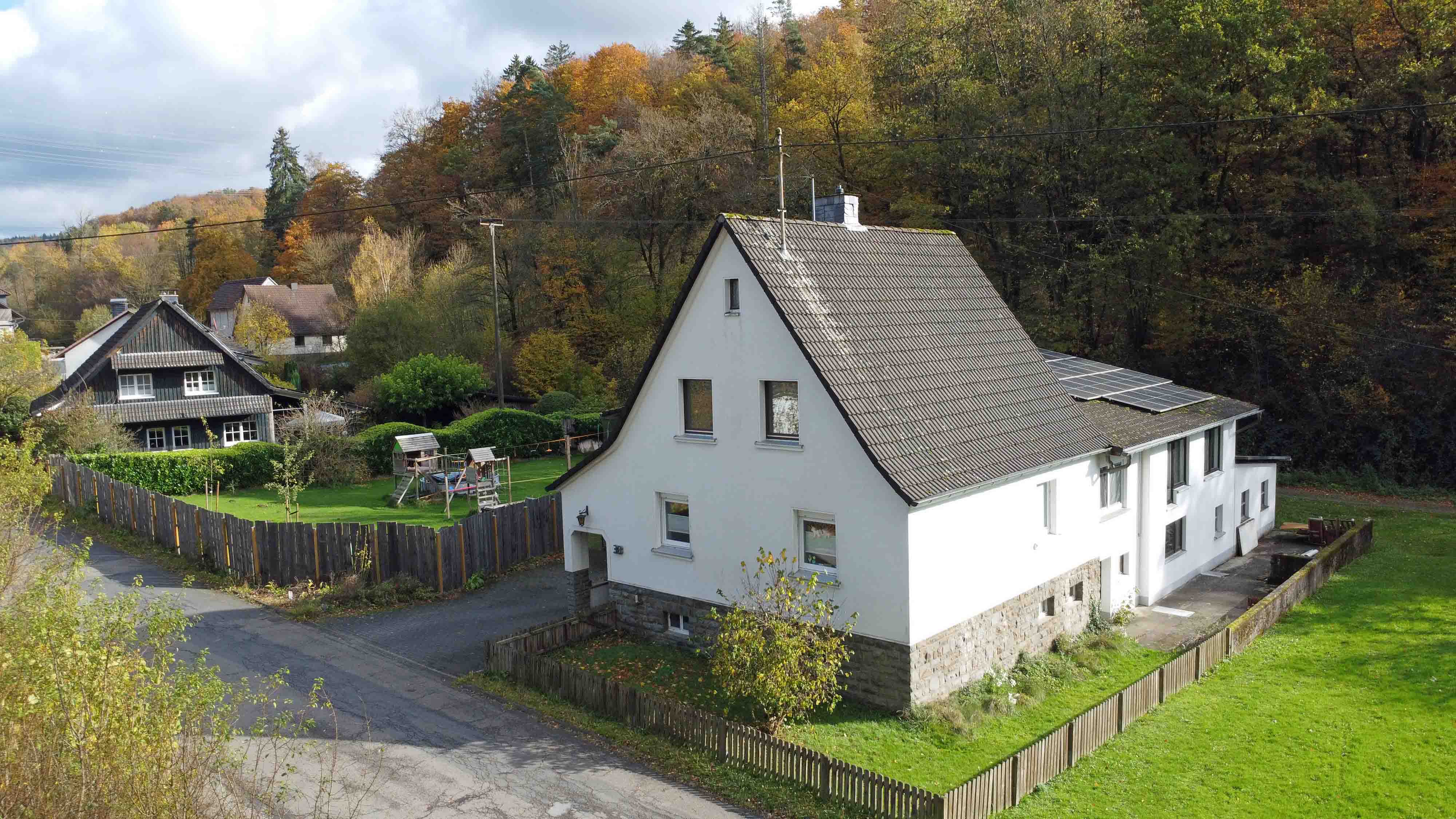 Morsbach-Ellingen: Viel Platz und ohne Renovierung beziehbar, außen unscheinbar, aber innen...