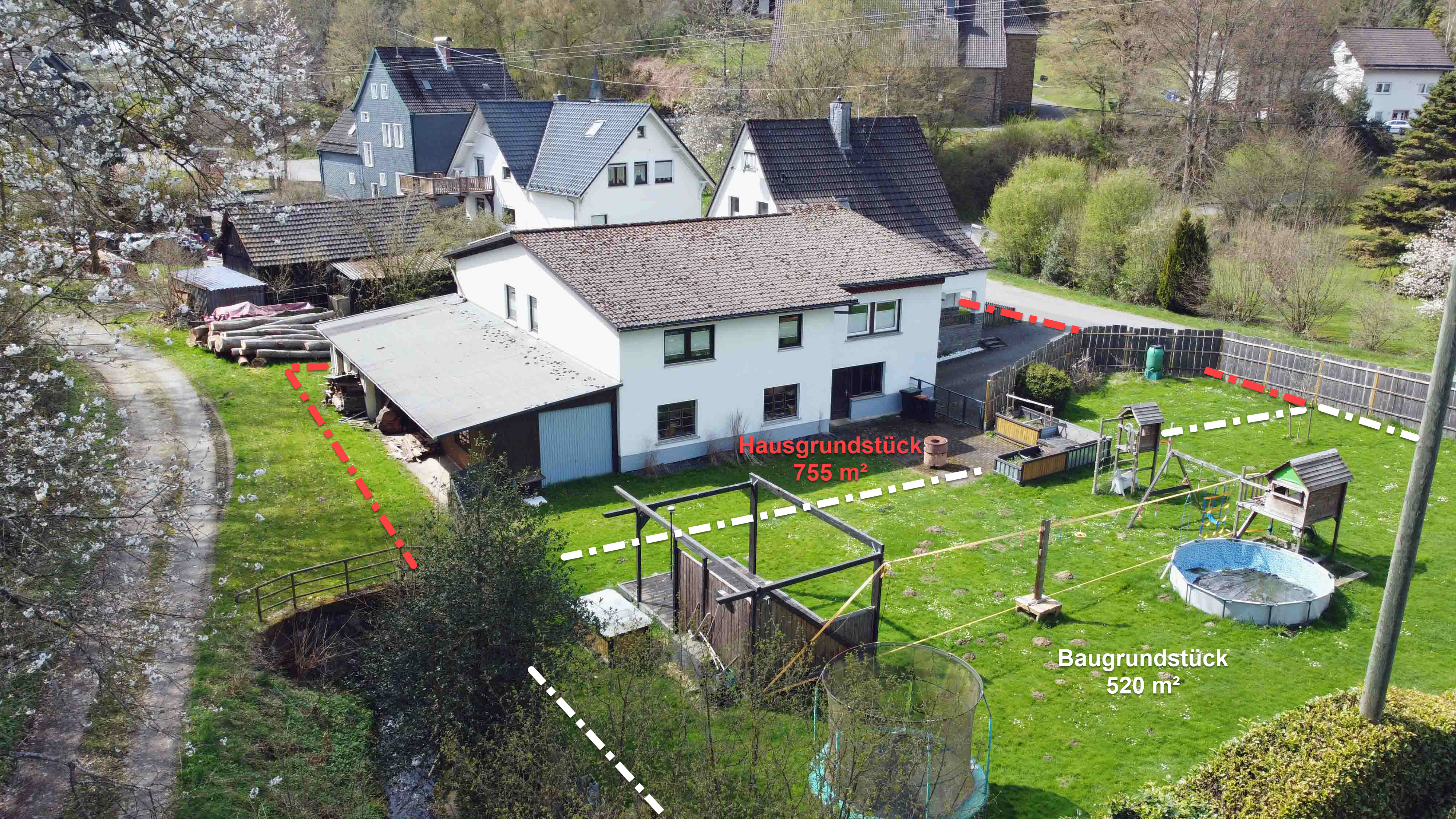 Morsbach-Ellingen: Viel Platz und Natur / Familienparadies am Waldrand, Der Garten besteht aus einem Baugrundstück
