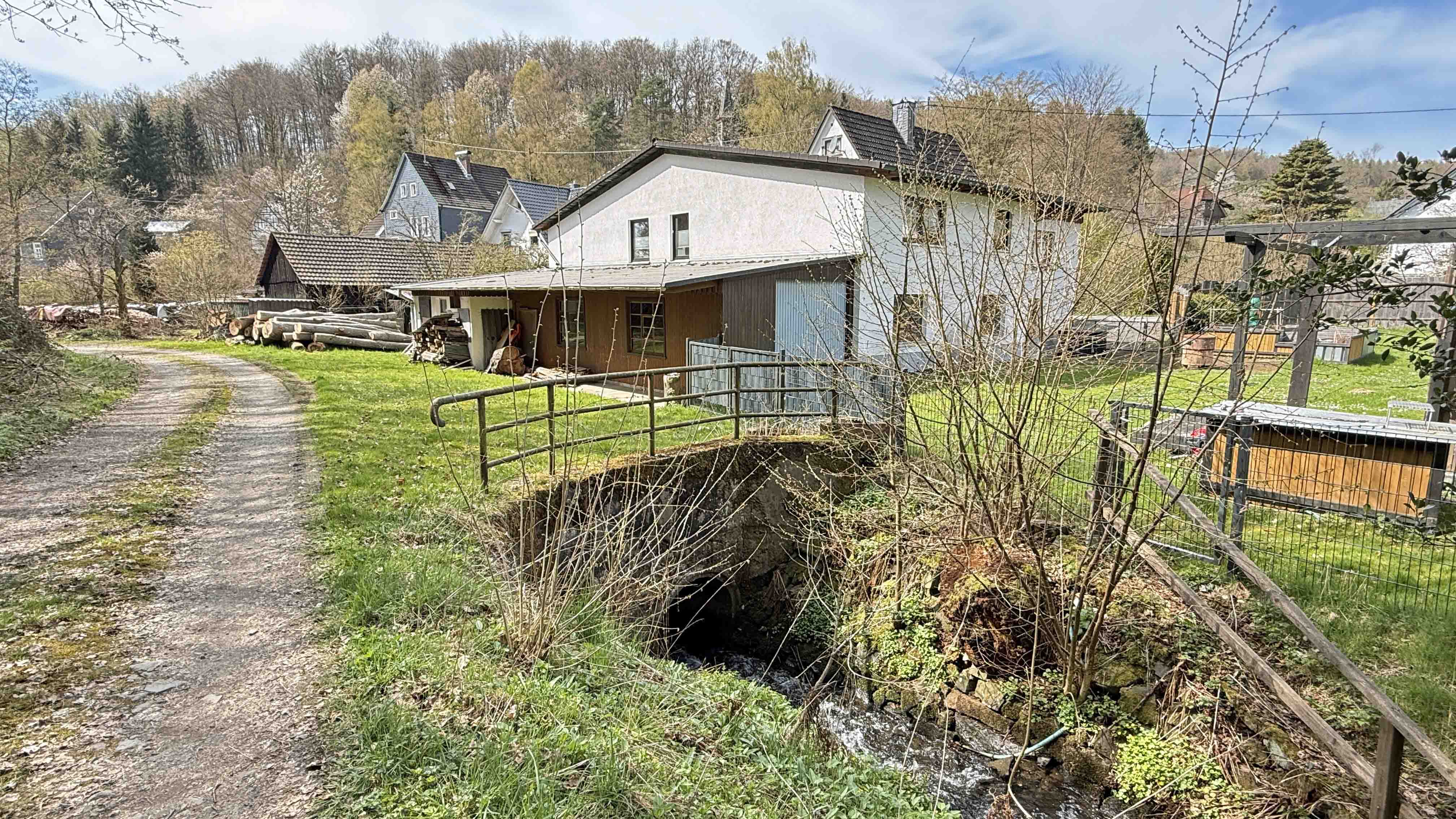 Morsbach-Ellingen: Viel Platz und Natur / Familienparadies am Waldrand, ...mit angrenzendem Wirtschaftsweg in den Wald
