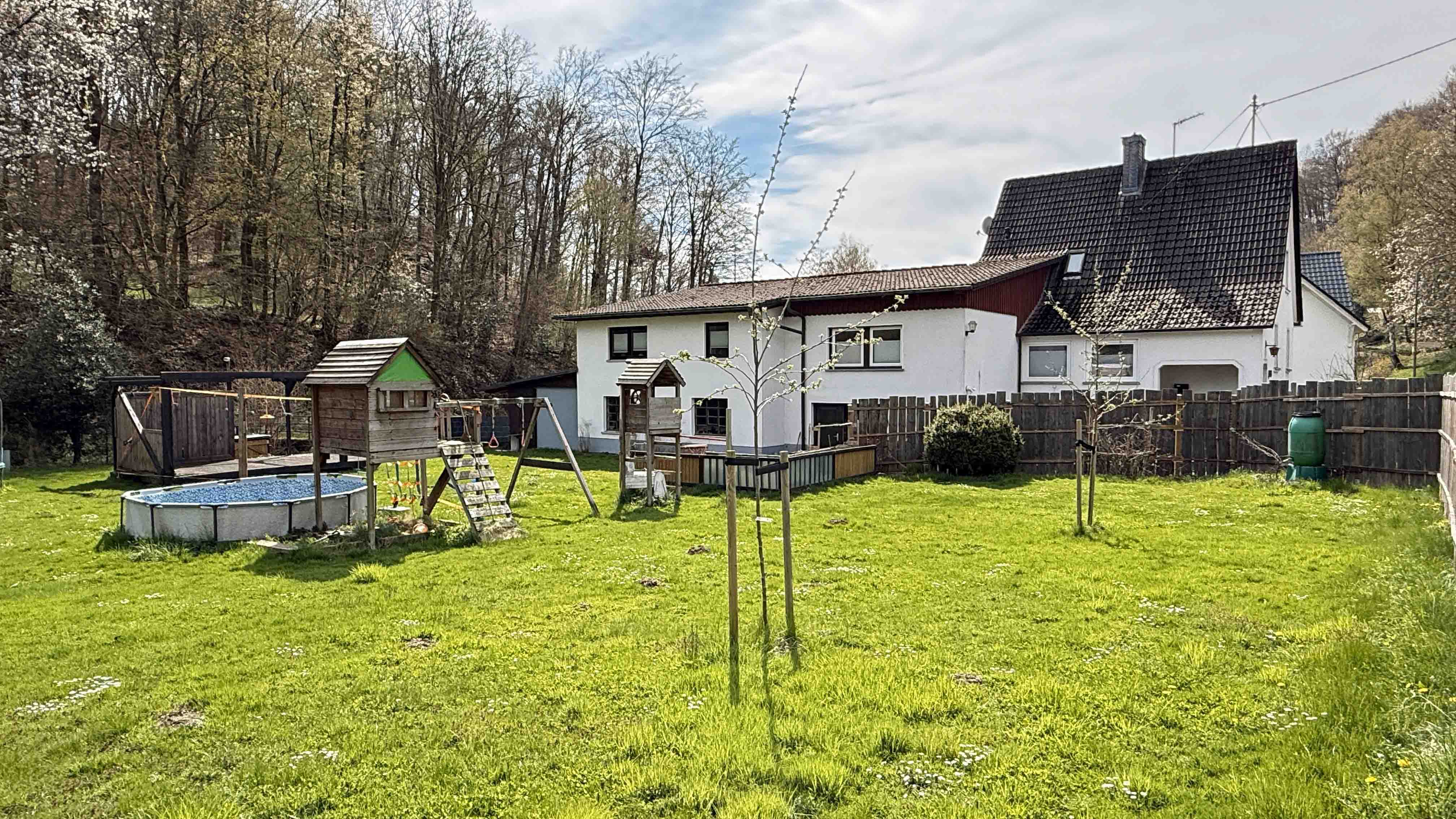 Morsbach-Ellingen: Viel Platz und Natur / Familienparadies am Waldrand, Spielgeräte, Hochbeete, Holzterrasse im Kaufpreis enthalten