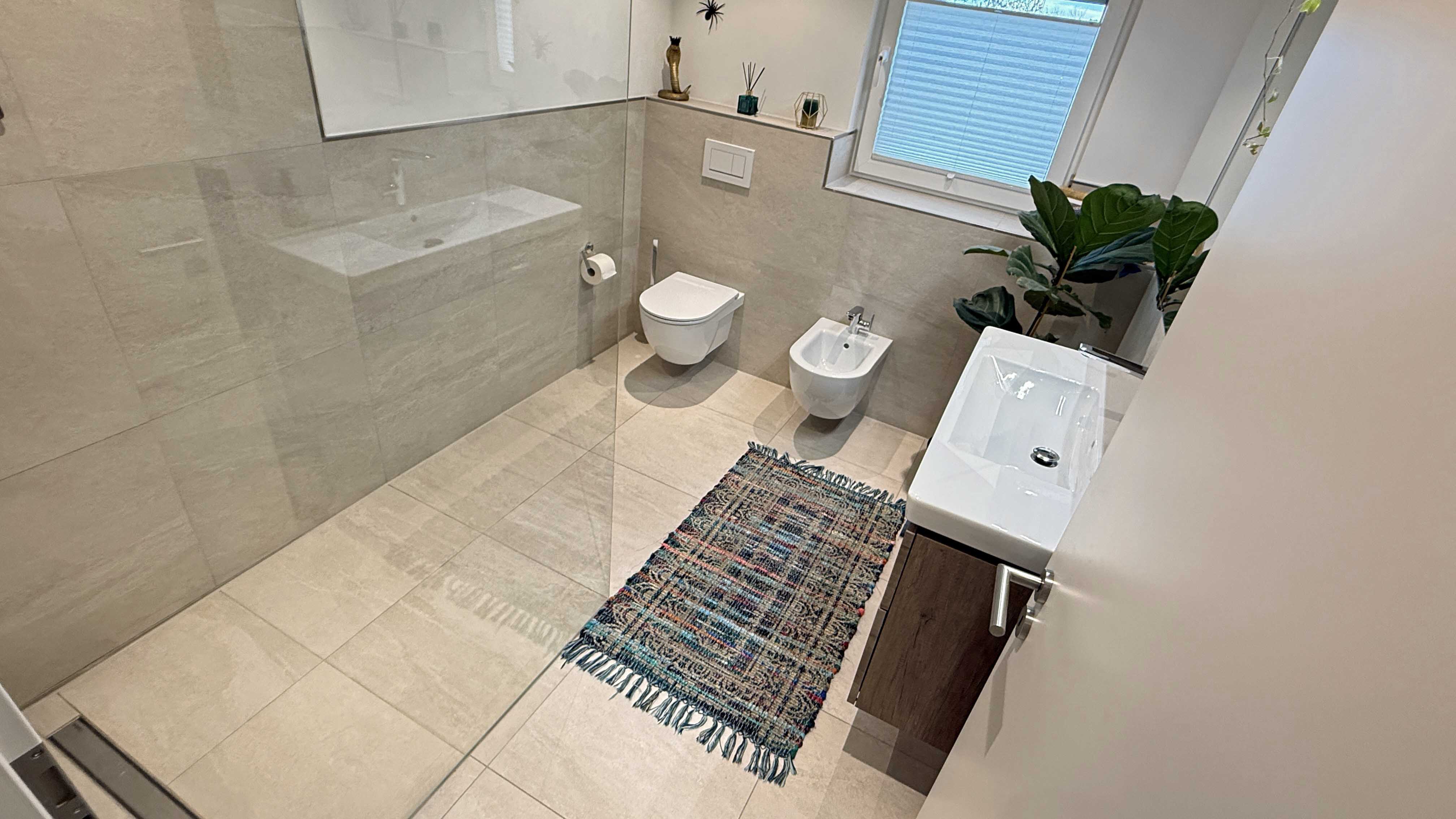 Morsbach-Seifen: EFH mit ELW in ruhiger Ortsrandlage, modernes Bad mit bodengleicher Dusche 