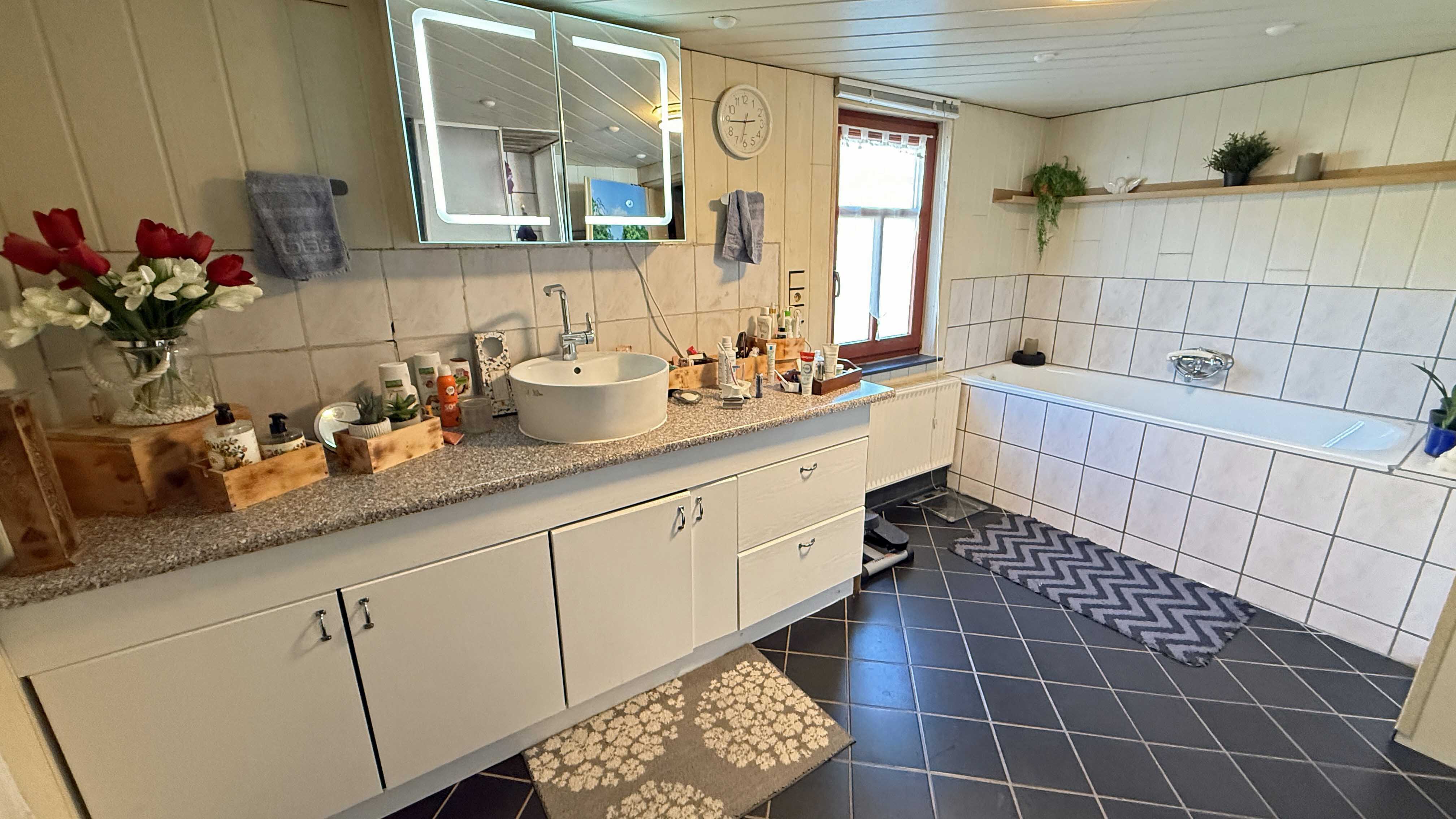 Morsbach-Steimelhagen: Perfekt für das ruhige Landleben, Bad im OG mit Wanne u. Dusche (n.i.B.) 