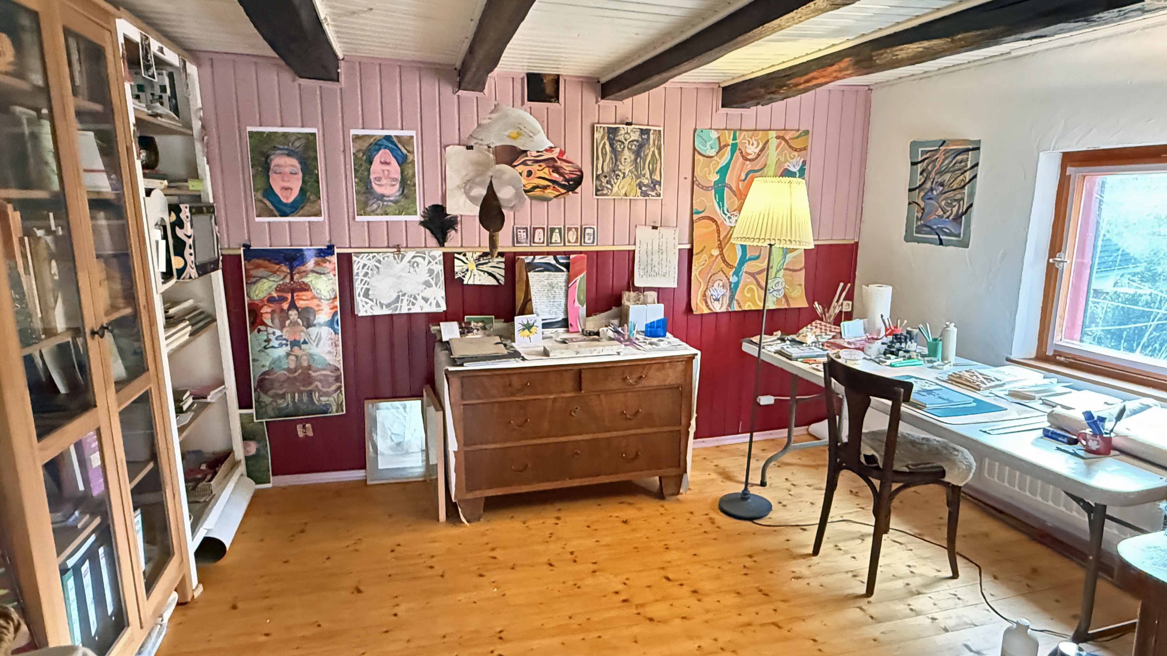 Ruppichteroth: Charmantes Öko-/Fachwerkhaus mit Dachatelier, Holzbalkendecken und Dielenböden (fast) überall