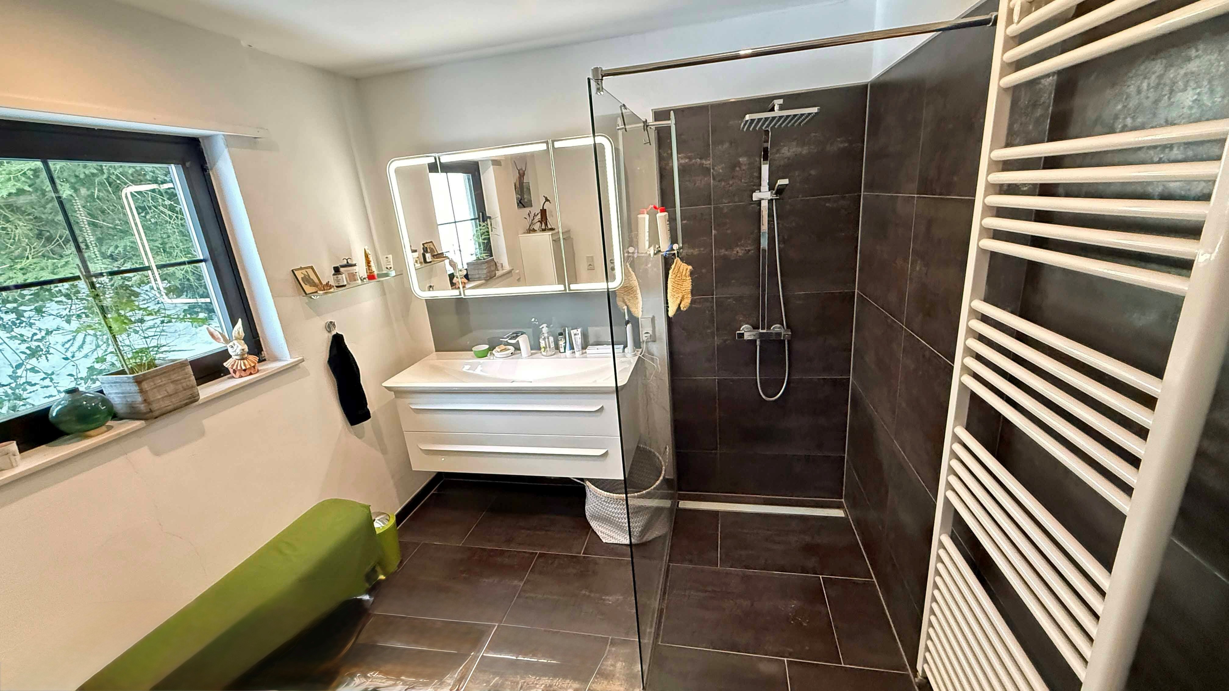 Reichshof-Nosbach: Wohlfühlhaus mit PV-Anlage, Stromspeicher und Wallbox, modernes Bad im EG