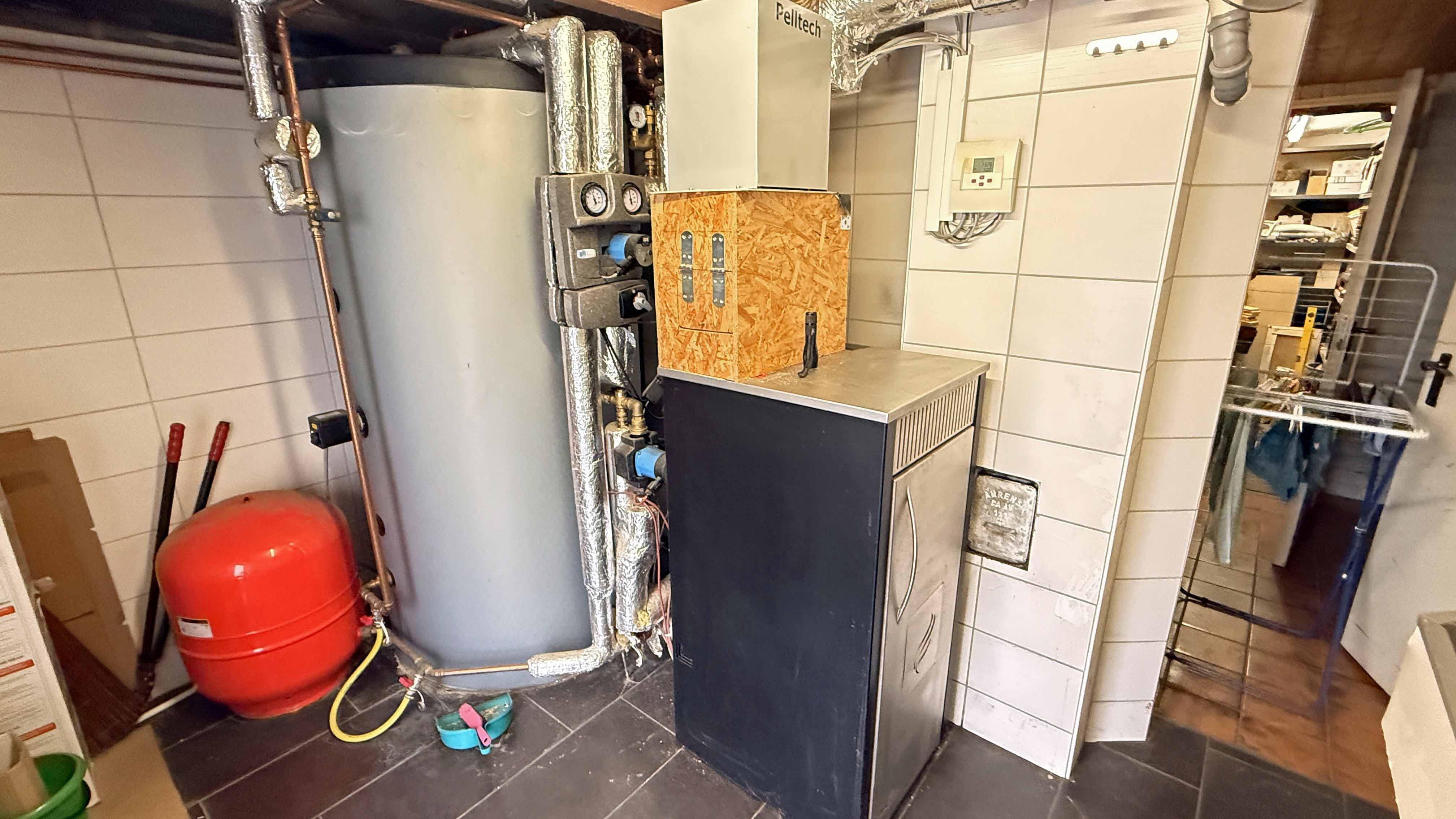 Reichshof-Nosbach: Wohlfühlhaus mit PV-Anlage, Stromspeicher und Wallbox, ...und 800 L Pufferspeicher mit Elektro-Heizstab