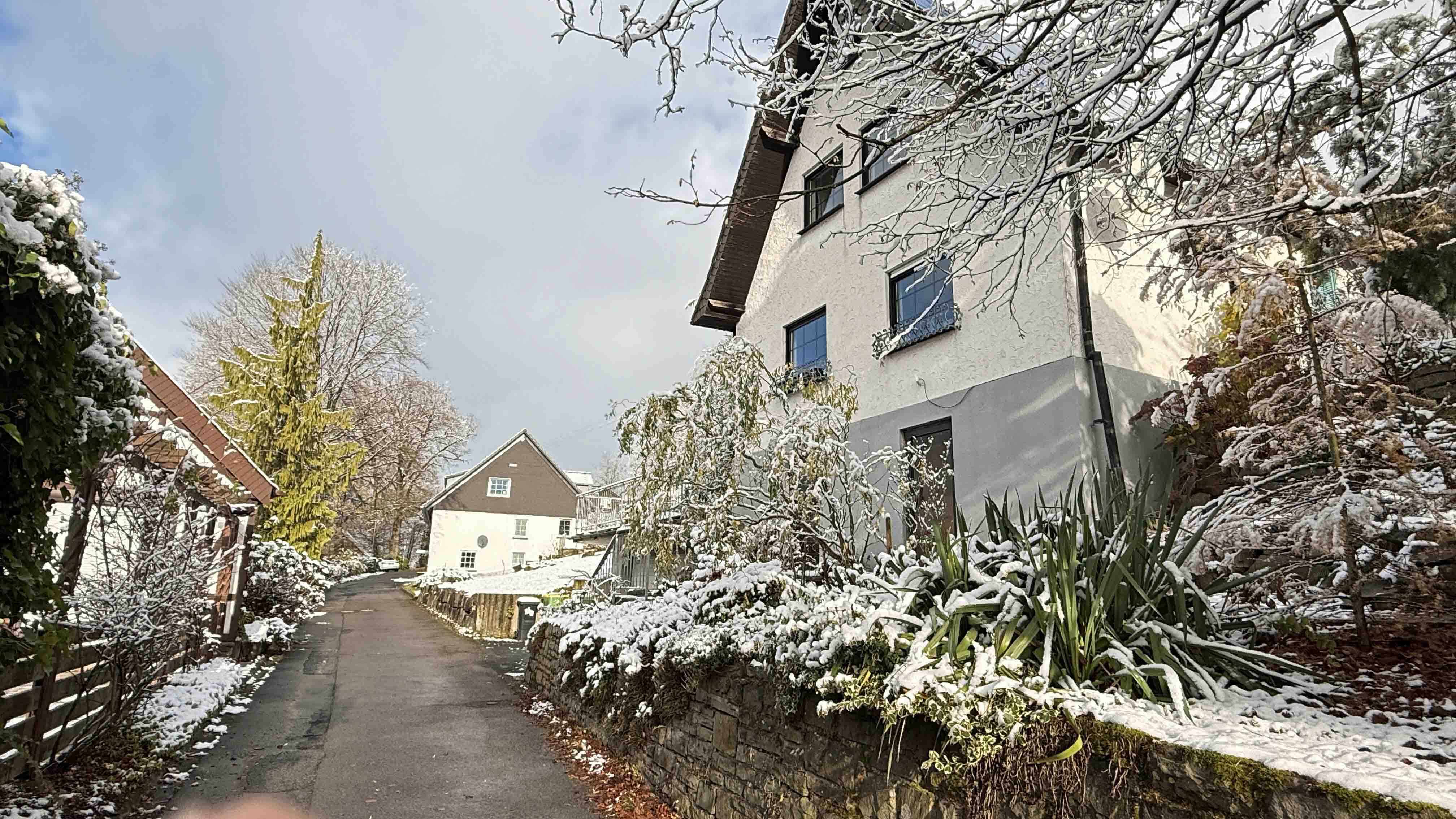 Reichshof-Nosbach: Wohlfühlhaus mit PV-Anlage, Stromspeicher und Wallbox, kein Verkehr in der engen Anliegerstraße