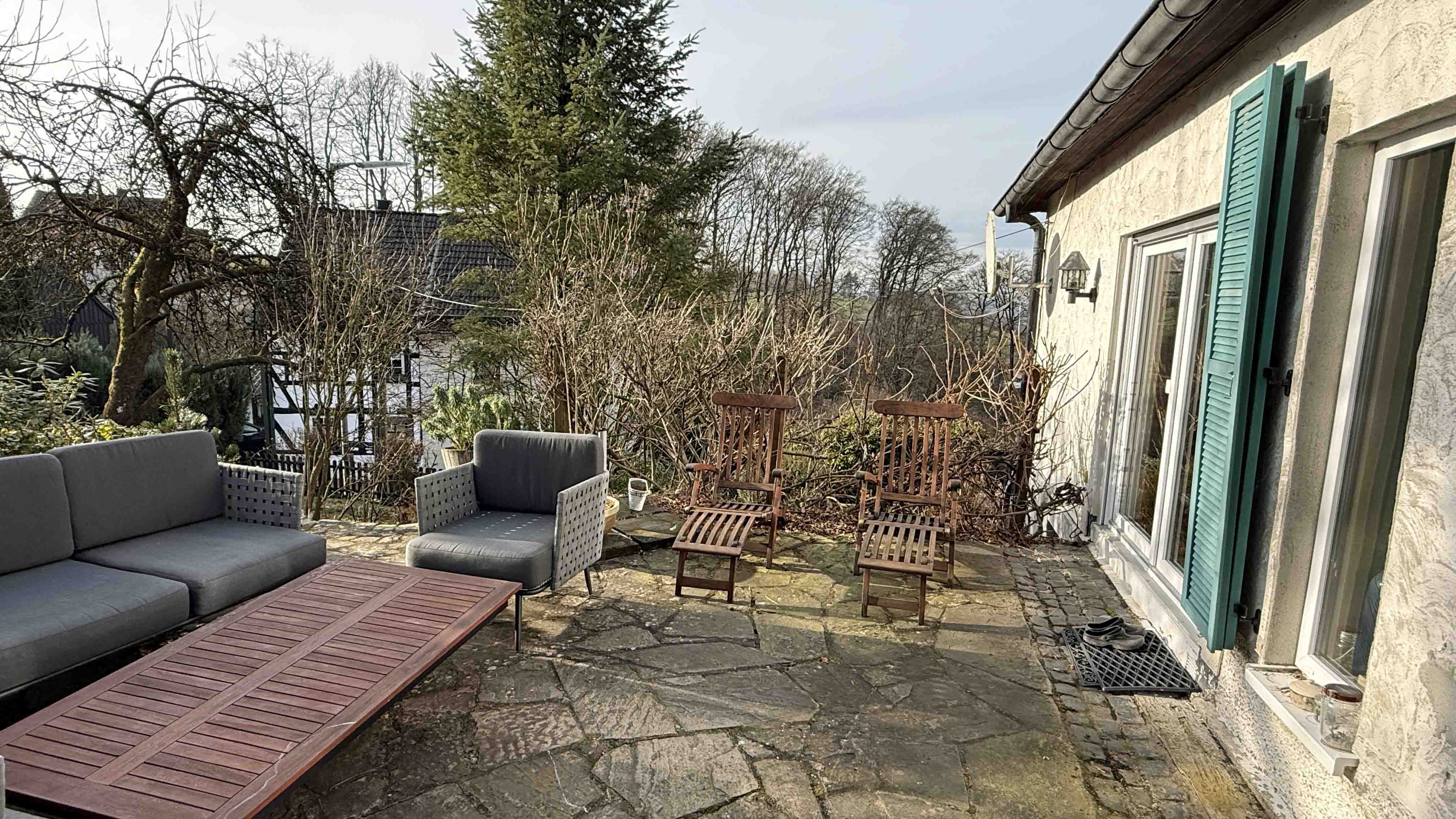 Reichshof-Nosbach: Wohlfühlhaus mit PV-Anlage, Stromspeicher und Wallbox, ...angrenzender Terrasse (Südseite)