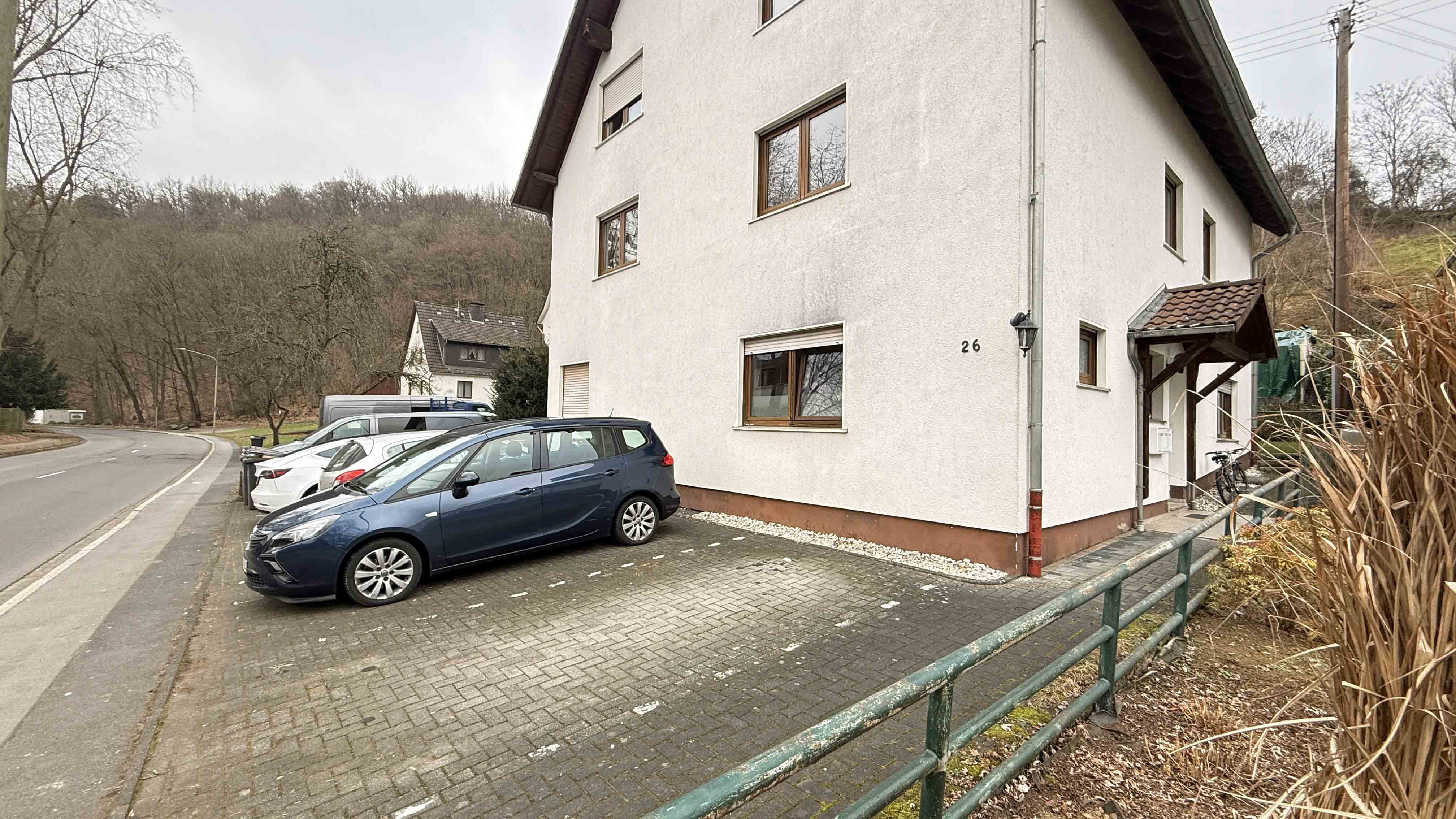 Morsbach: Gepflegte 4-Zimmer-Eigentumswohnung mit 2 Parkplätzen, Frontseite. 2 Parkplätze direkt am Haus