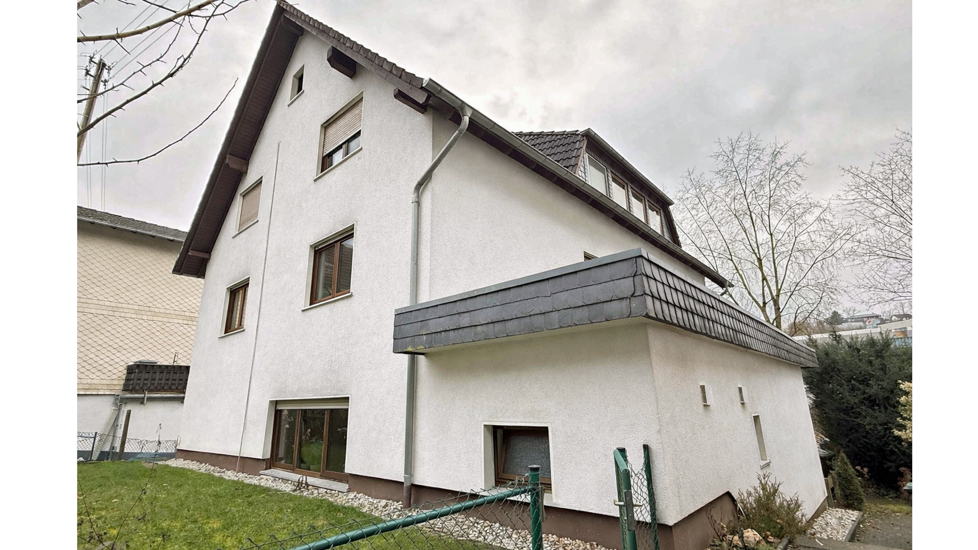 Morsbach: Gepflegte 4-Zimmer-Eigentumswohnung mit 2 Parkplätzen, Hausrückseite. Die Fassade ist komplett gedämmt.