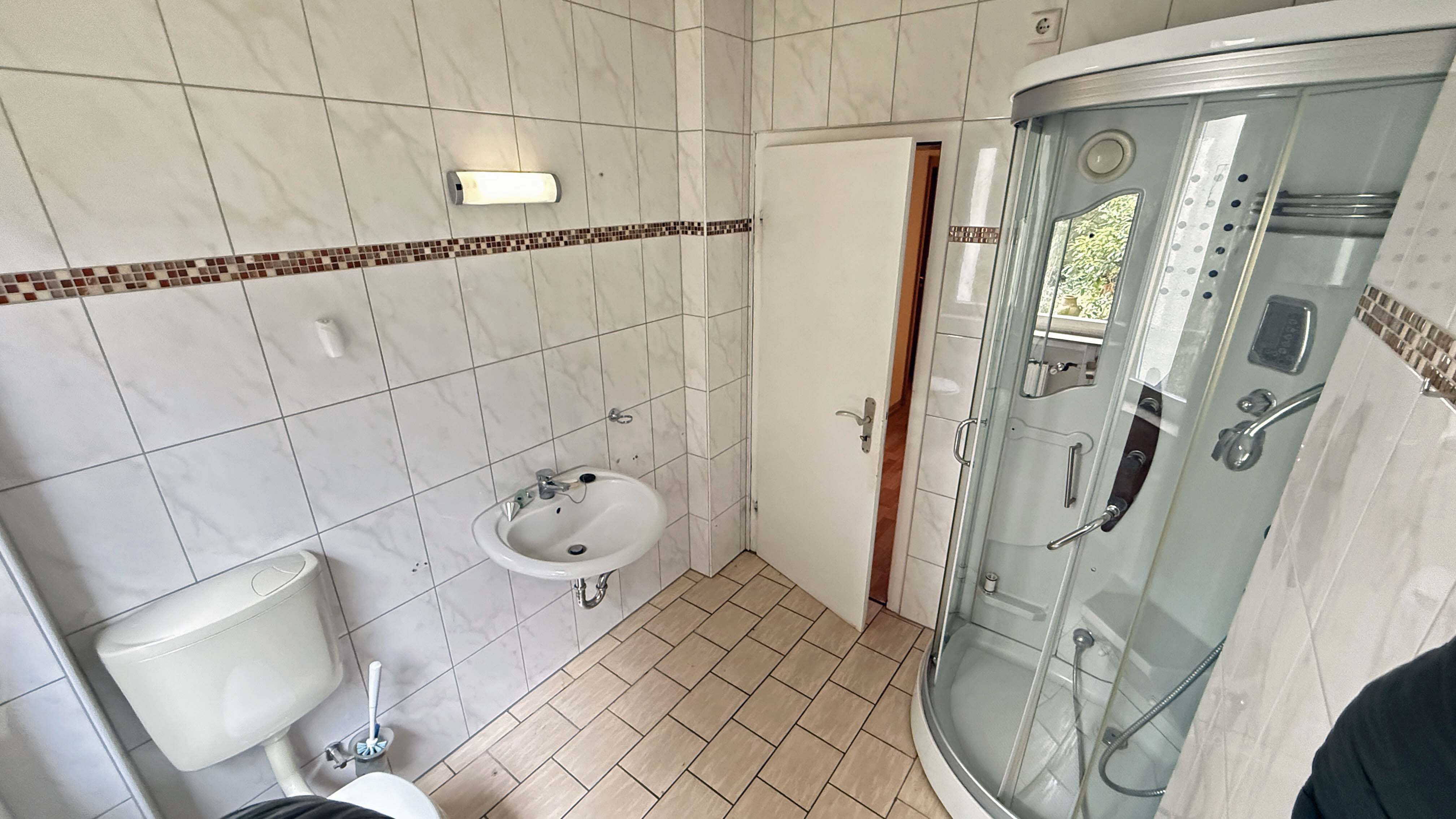 Wissen: Zweifamilienhaus im Dornröschenschlaf in bester Wohnlage, EG: Duschbad und ein Gäste- WC (n.i.Bild) 