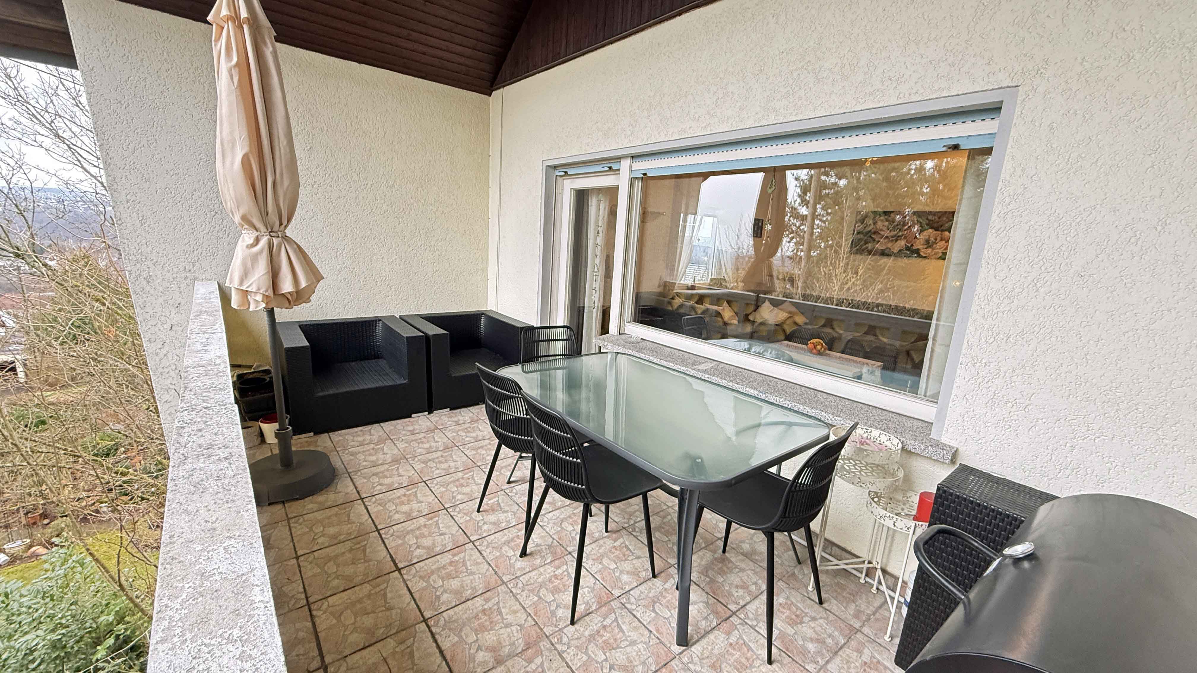 Wissen: Zweifamilienhaus im Dornröschenschlaf in bester Wohnlage, ...Loggia (11 m² und komplett überdacht)