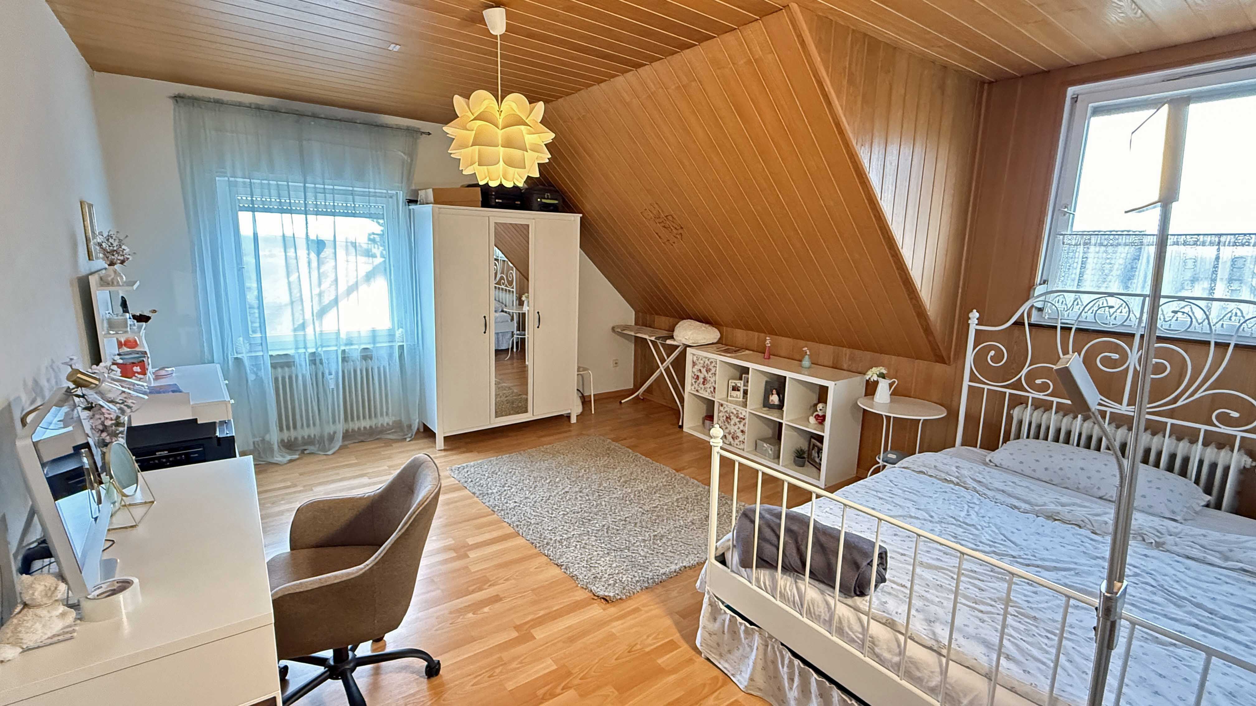 Wissen: Zweifamilienhaus im Dornröschenschlaf in bester Wohnlage, DG: 3 schöne Schlafzimmer (19 m²,18 m² und 12 m²)