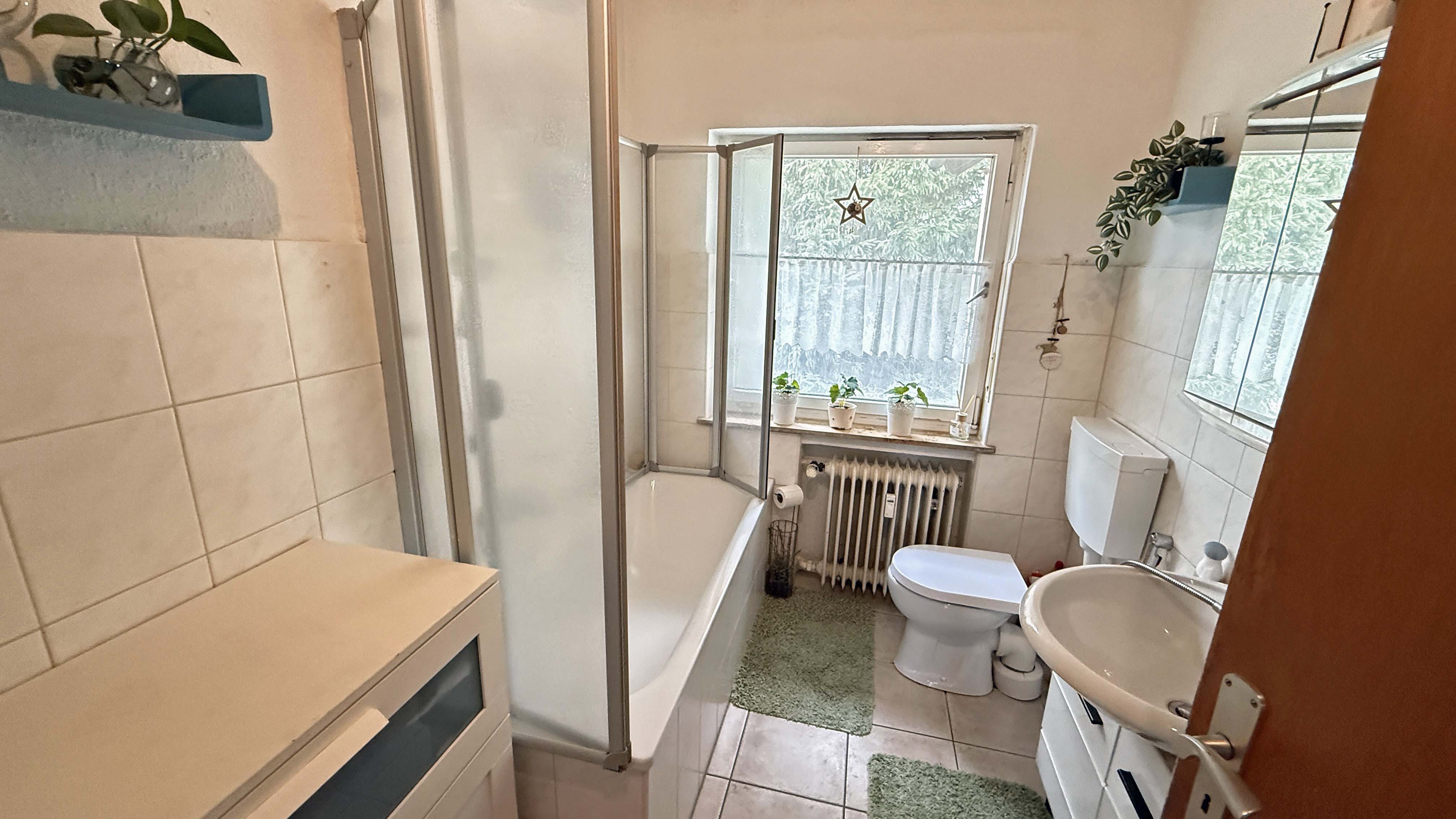 Wissen: Zweifamilienhaus im Dornröschenschlaf in bester Wohnlage, Bad im DG mit Wanne