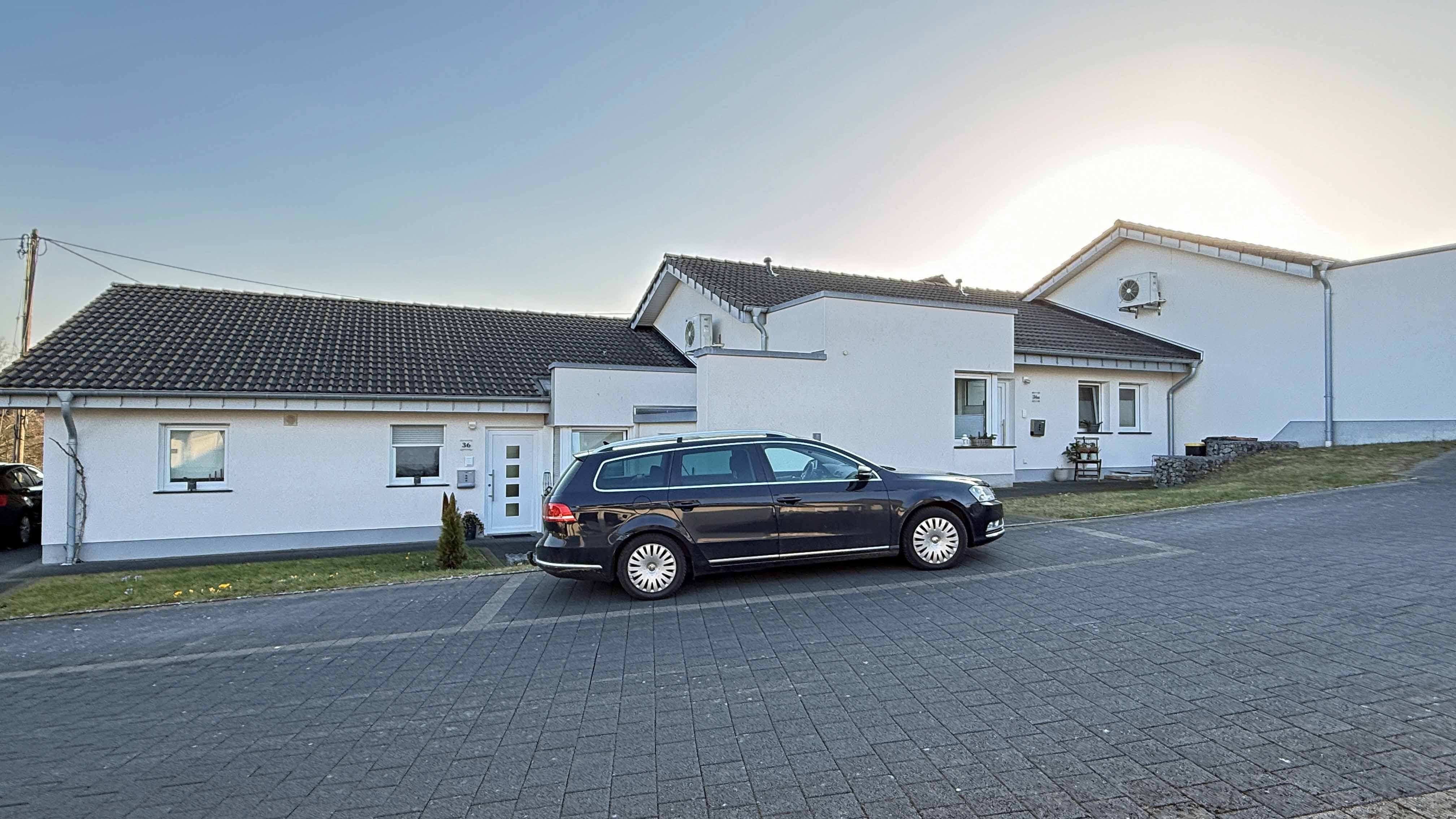 Morsbach-Seifen: Kleiner, moderner Bungalow in ruhiger Ortsrandlage, Frontseite mit eigenem PKW Stellplatz