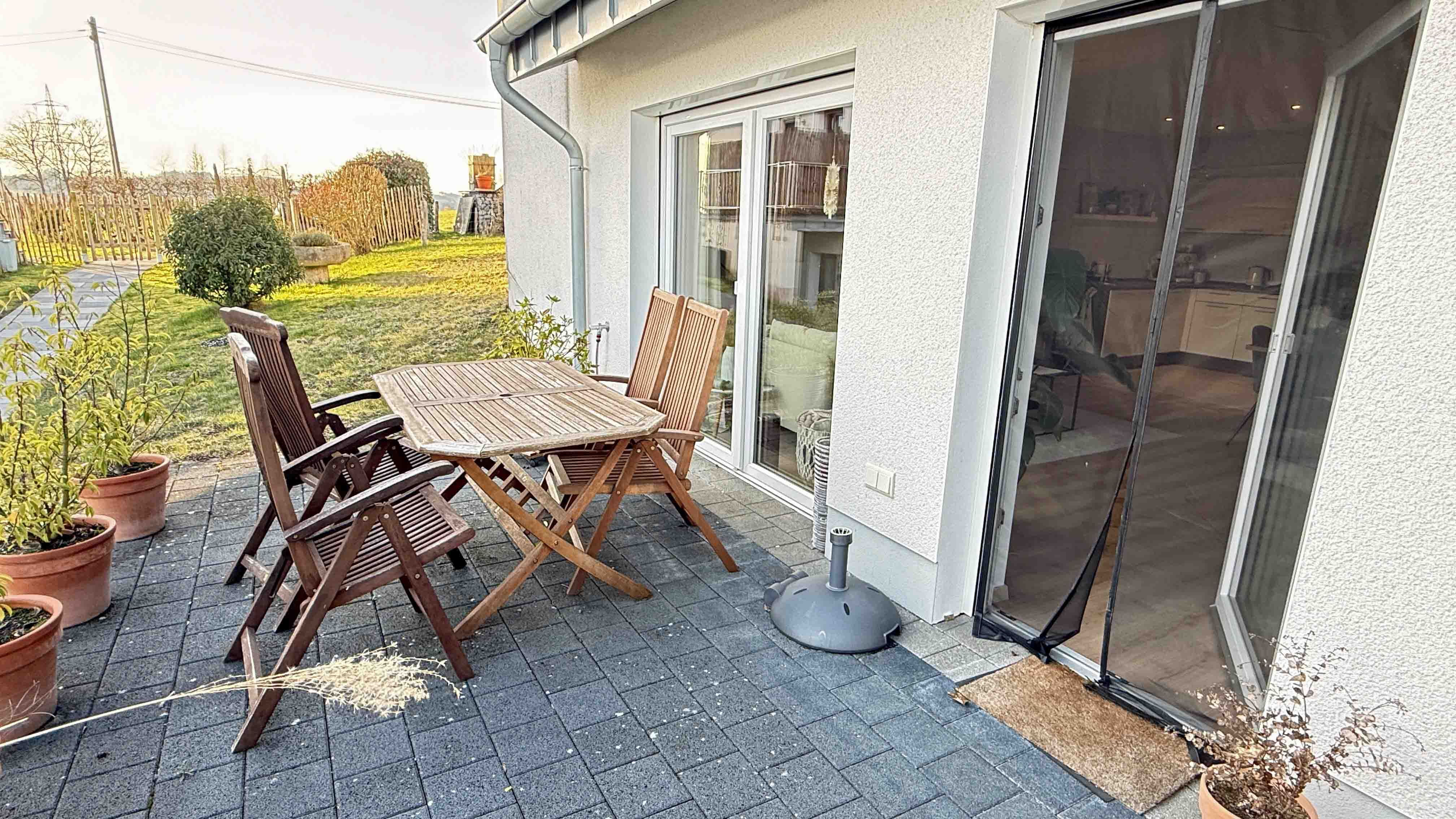 Morsbach-Seifen: Kleiner, moderner Bungalow in ruhiger Ortsrandlage, ... (Süd-) Terrasse mit Blick auf die große Wiese 