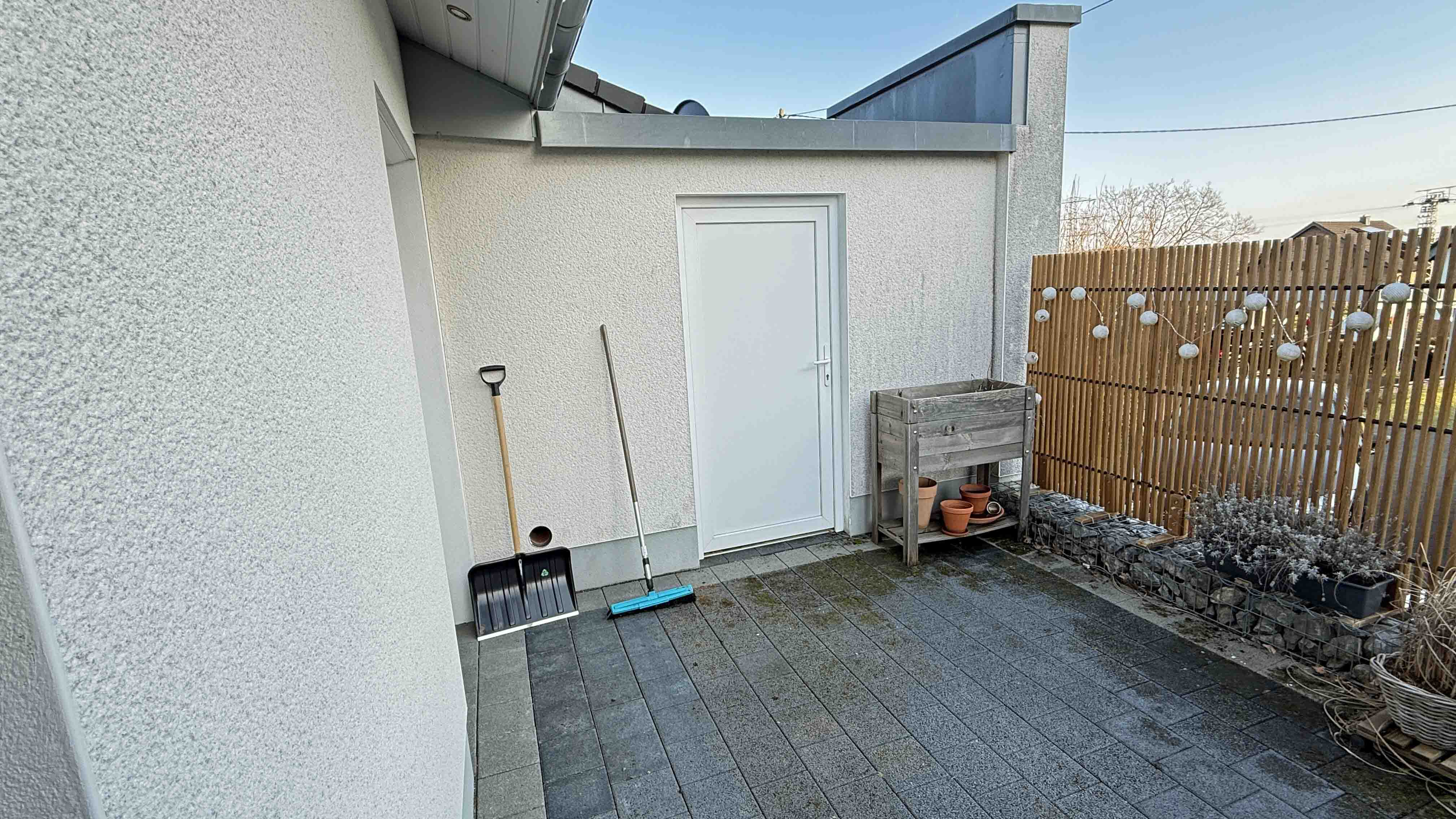 Morsbach-Seifen: Kleiner, moderner Bungalow in ruhiger Ortsrandlage, 7 m² großer Abstellraum an der Terrasse