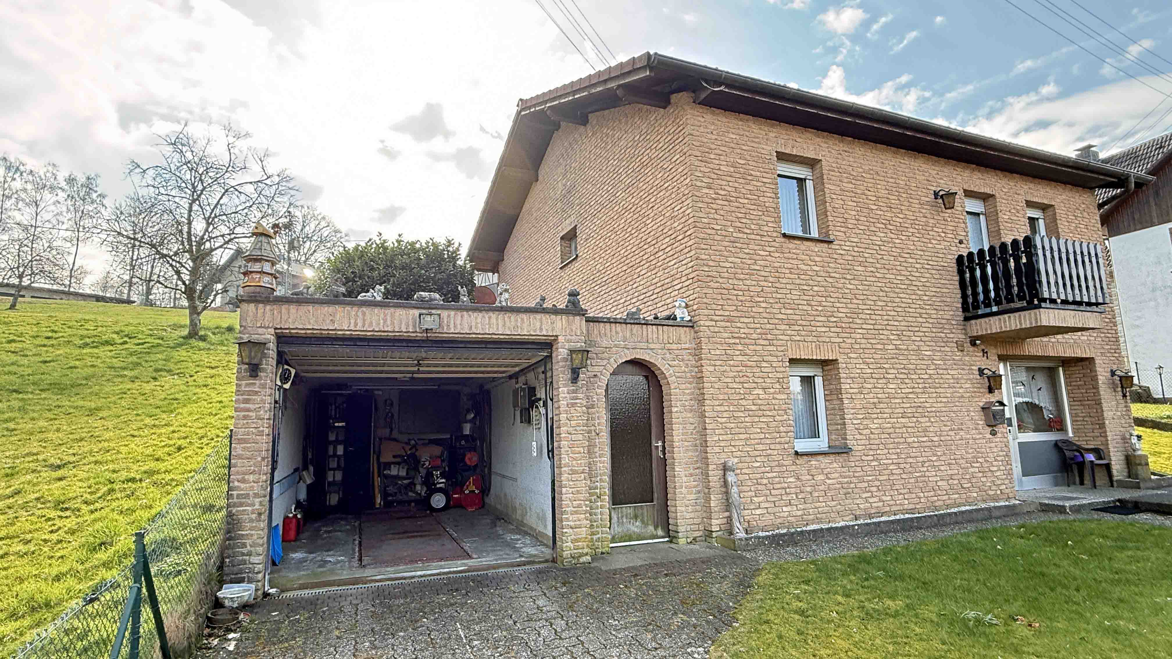 Reichshof-Buchen: Mit Wohnmobil-Carport und hundegerecht eingezäuntem Grundstück, ...Haus und Garage sind komplett verklinkert