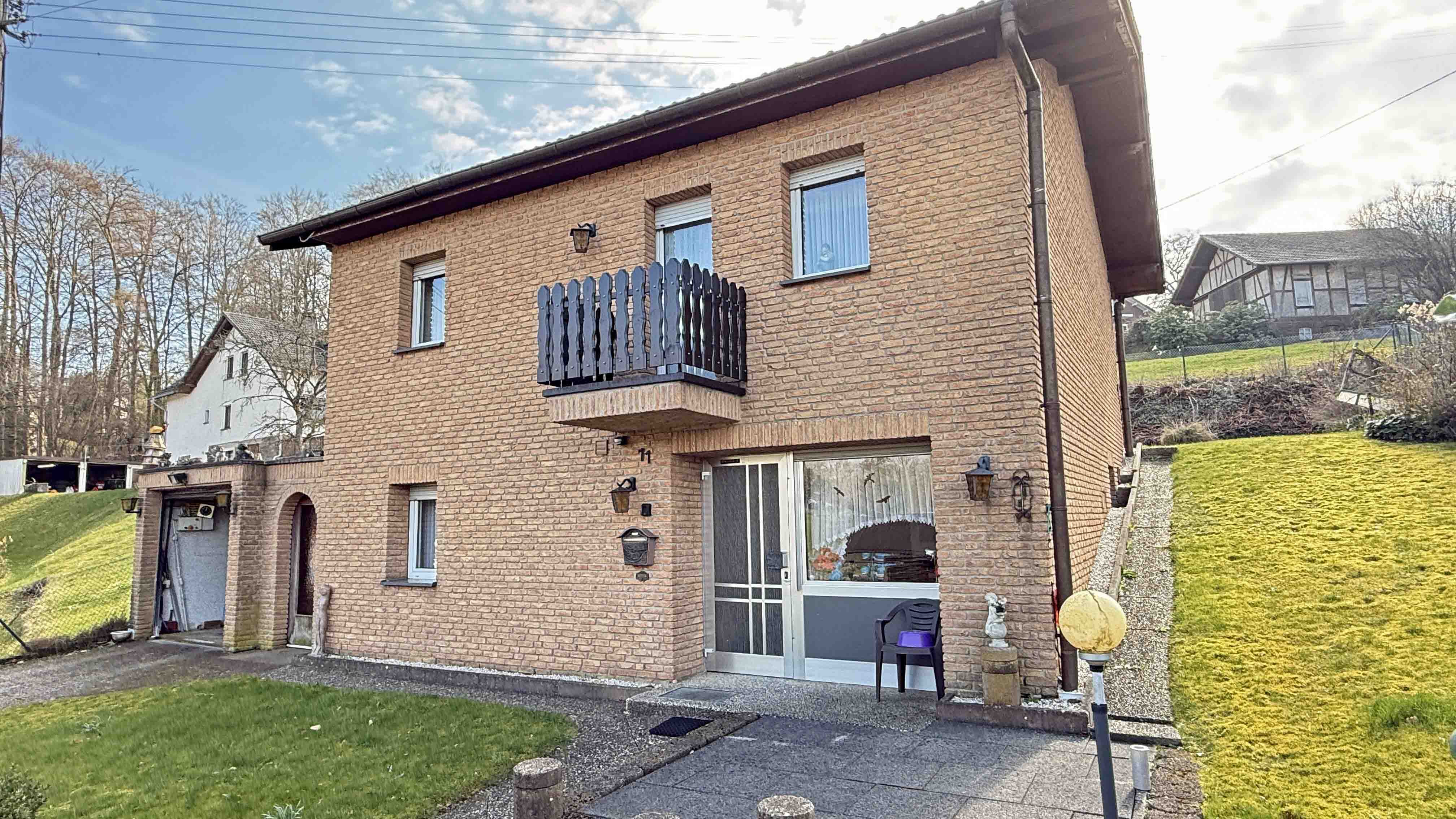 Reichshof-Buchen: Mit Wohnmobil-Carport und hundegerecht eingezäuntem Grundstück, Terrasse am Eingang / an der Wohnküche