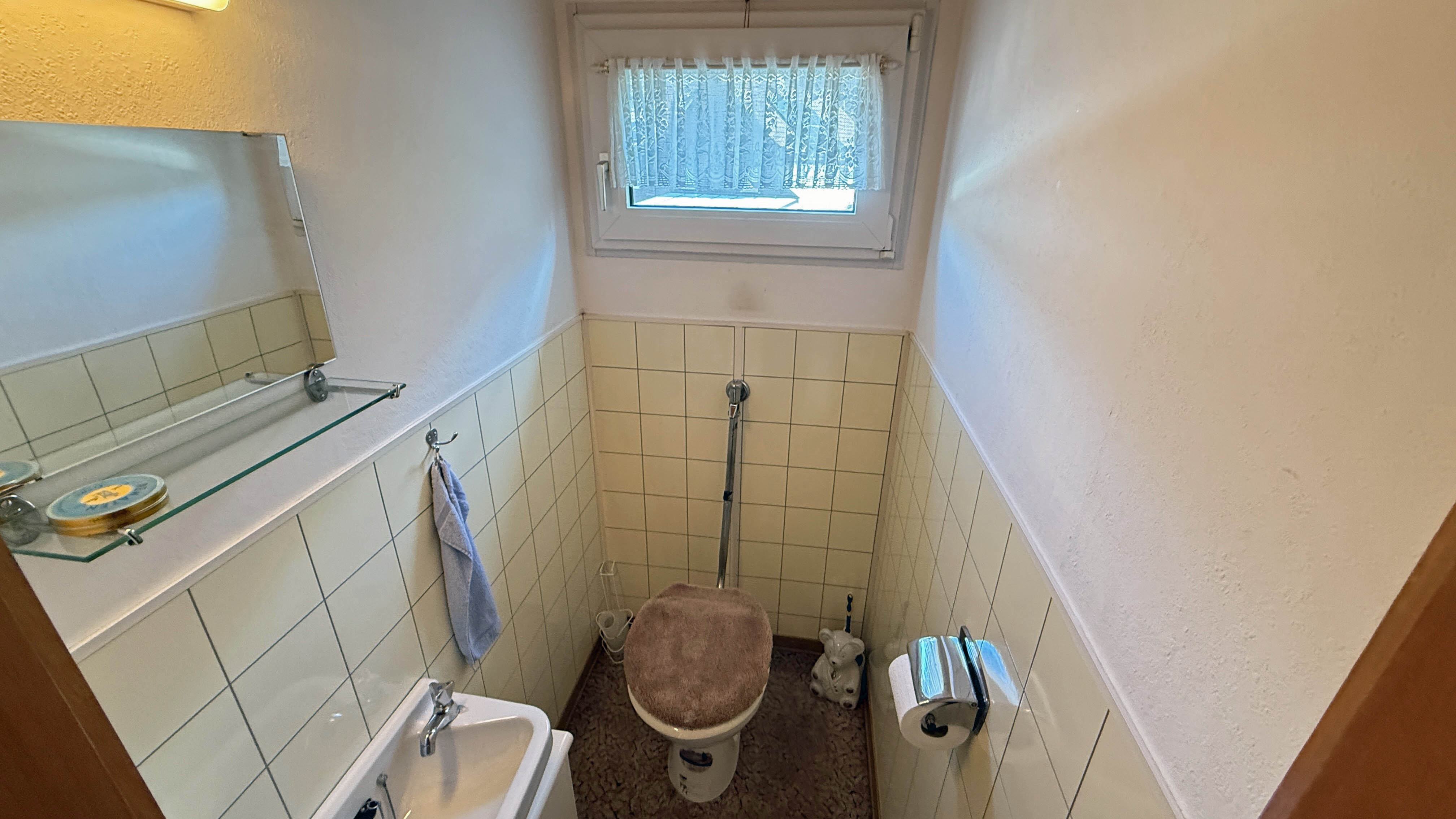 Reichshof-Buchen: Mit Wohnmobil-Carport und hundegerecht eingezäuntem Grundstück, Toilette im OG