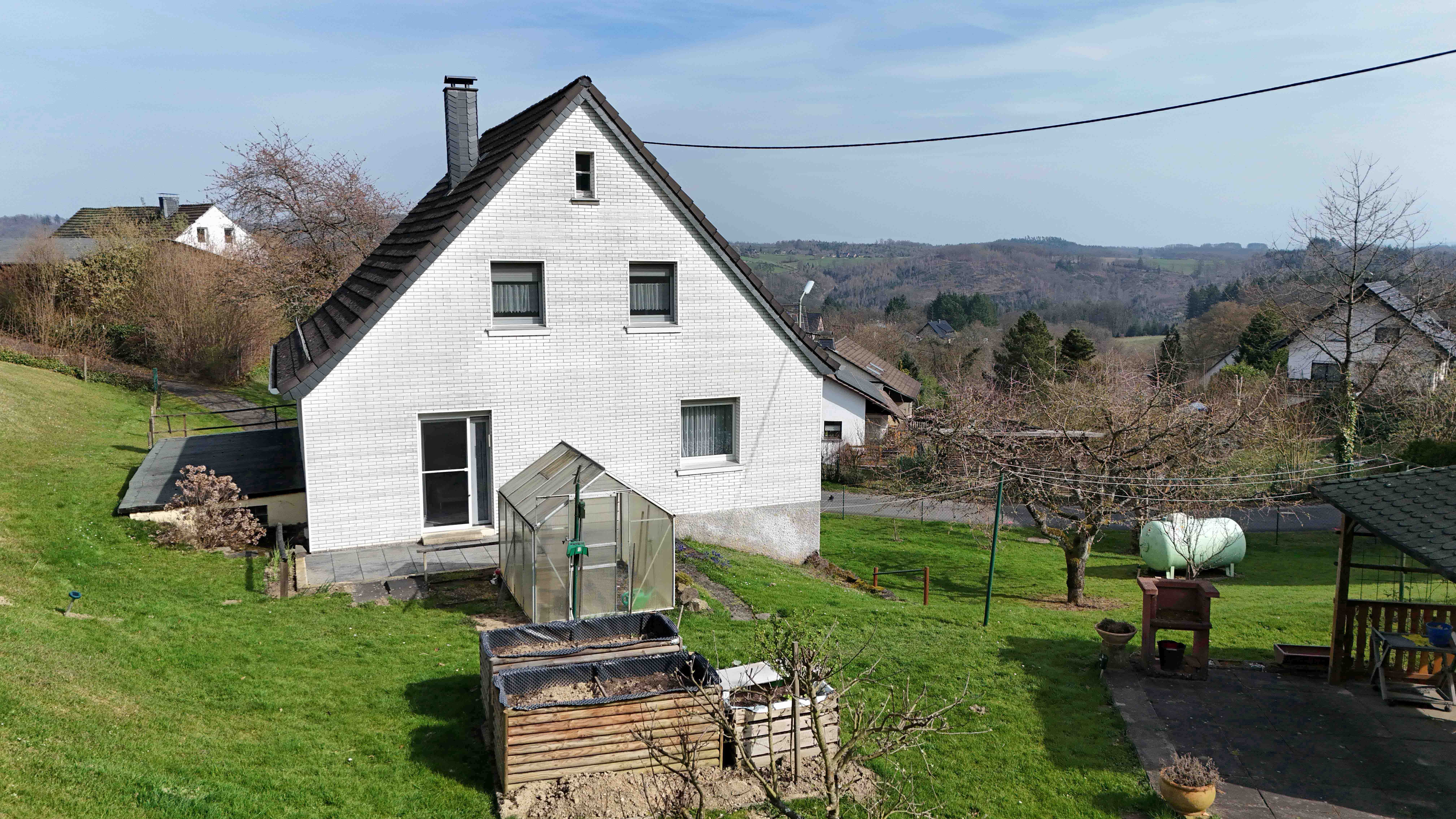 Morsbach-Katzenbach: Gepflegtes Wohnhaus mit großem Garten, ...herrlichem Fernblick. Hausrückseite mit Garten