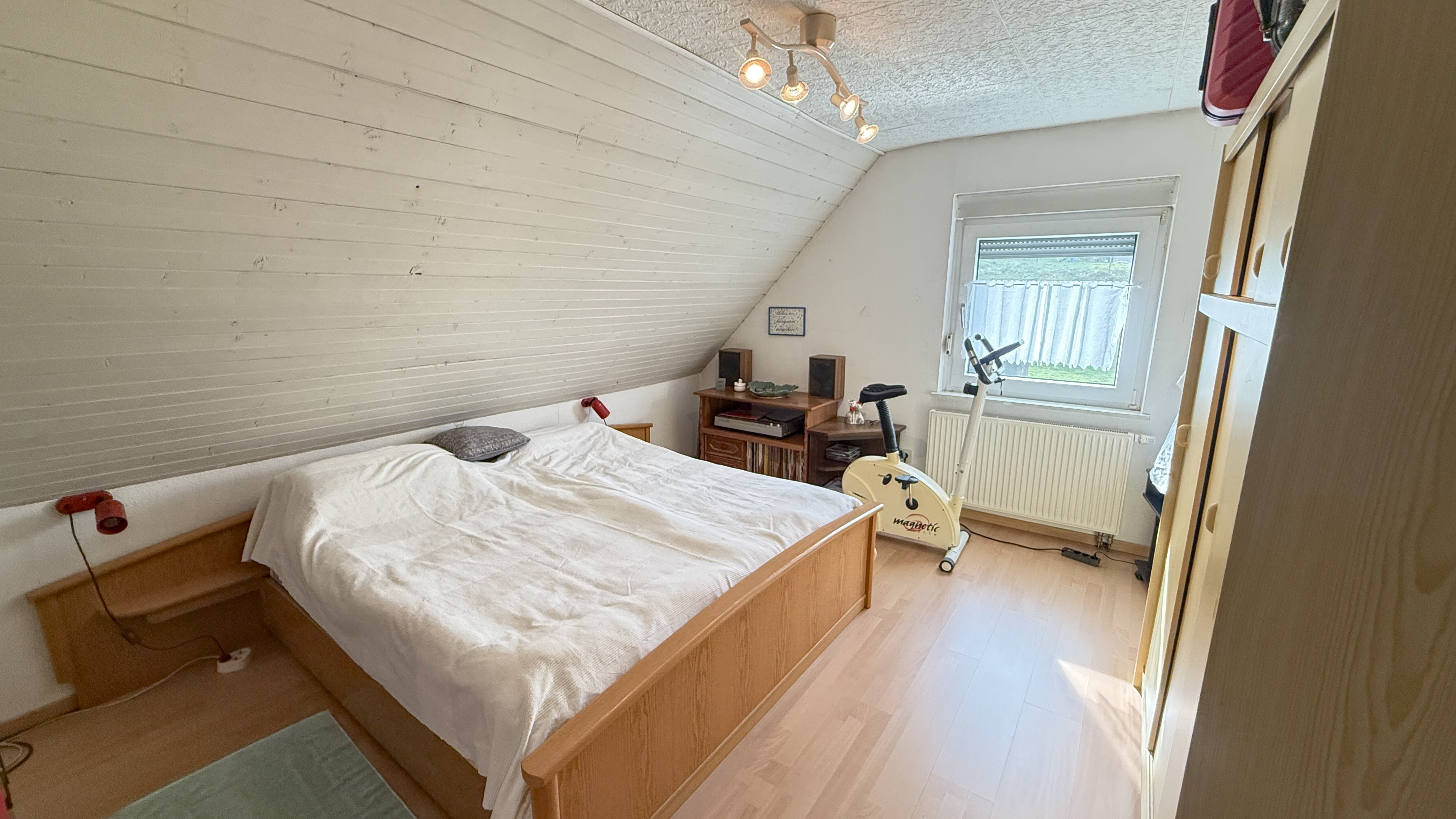 Morsbach-Katzenbach: Gepflegtes Wohnhaus mit großem Garten, ... 4 weitere Zimmer im DG (2x8 m² und 2x13 m²)