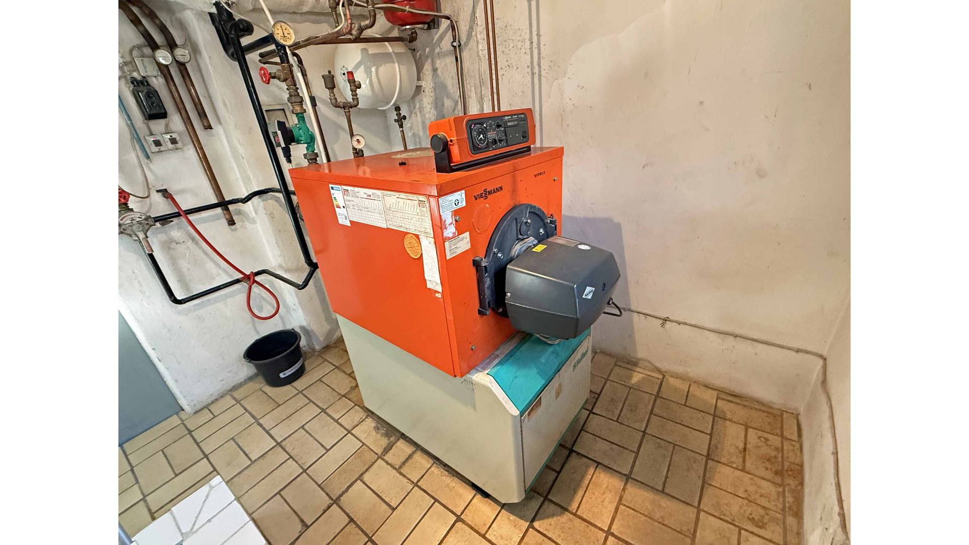 Waldbröl-Hermesdorf: Landhaus mit 64 m² Wohn-/Essbereich und Panoramablick, Öl- Zentralheizung mit Warmwasser, Bj. 1985/98