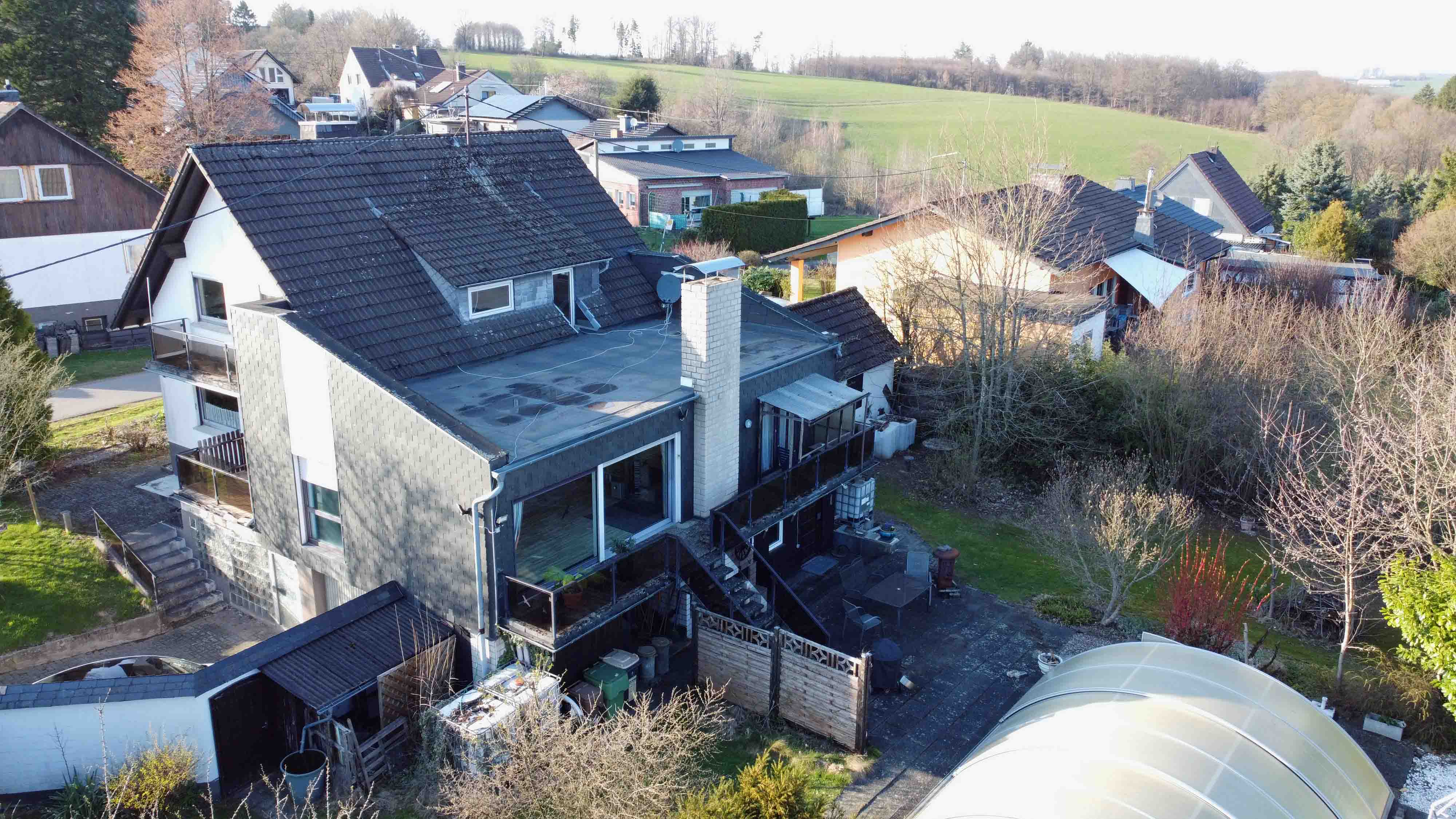 Waldbröl-Hermesdorf: Landhaus mit 64 m² Wohn-/Essbereich und Panoramablick, Garten mit Pool (in Gebrauch/ sanierungsbed.) 