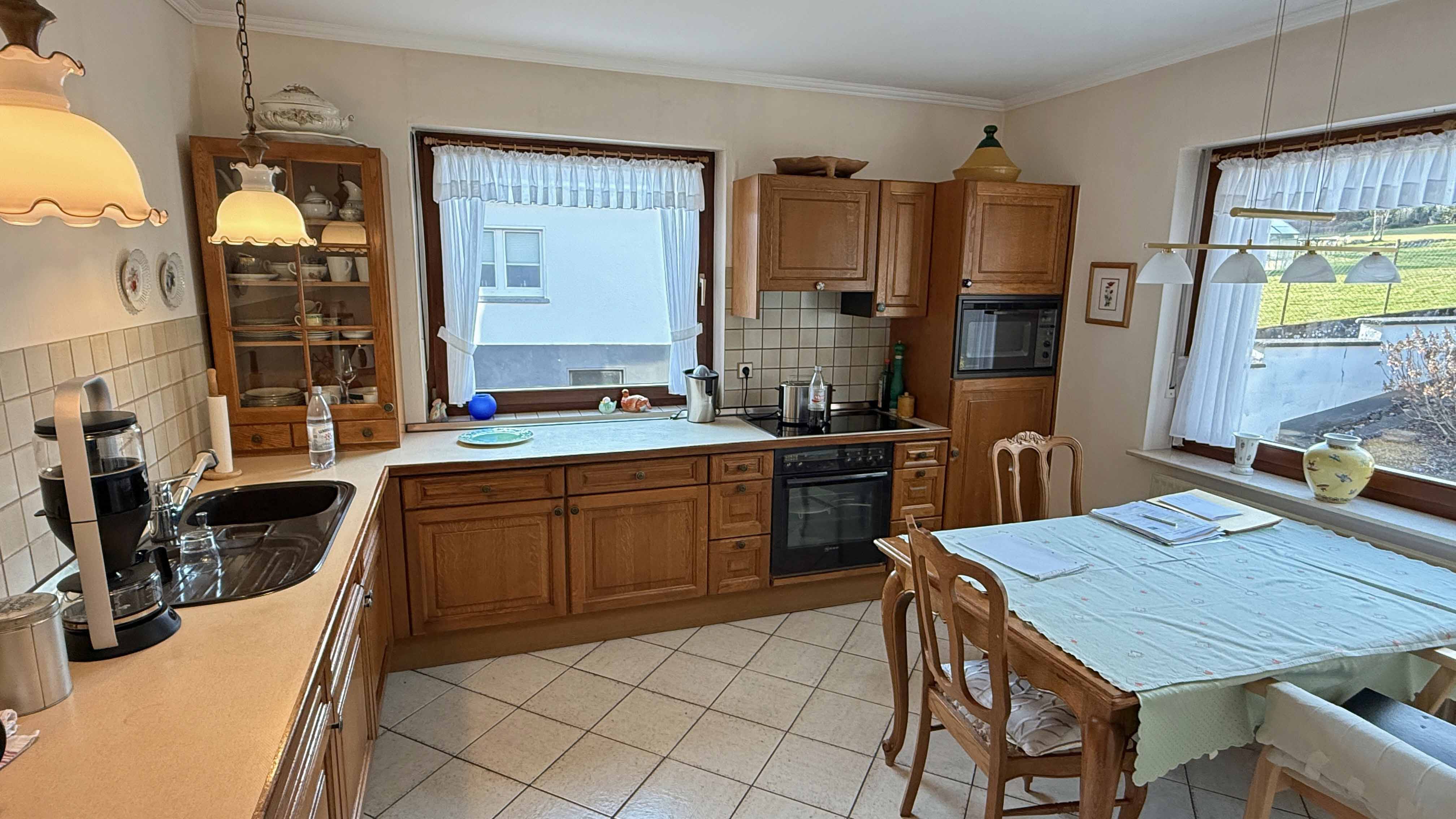 Hövels: Gepflegtes EFH villenartig gebaut und ausgestattet, Wohnküche (im KP enthalten)