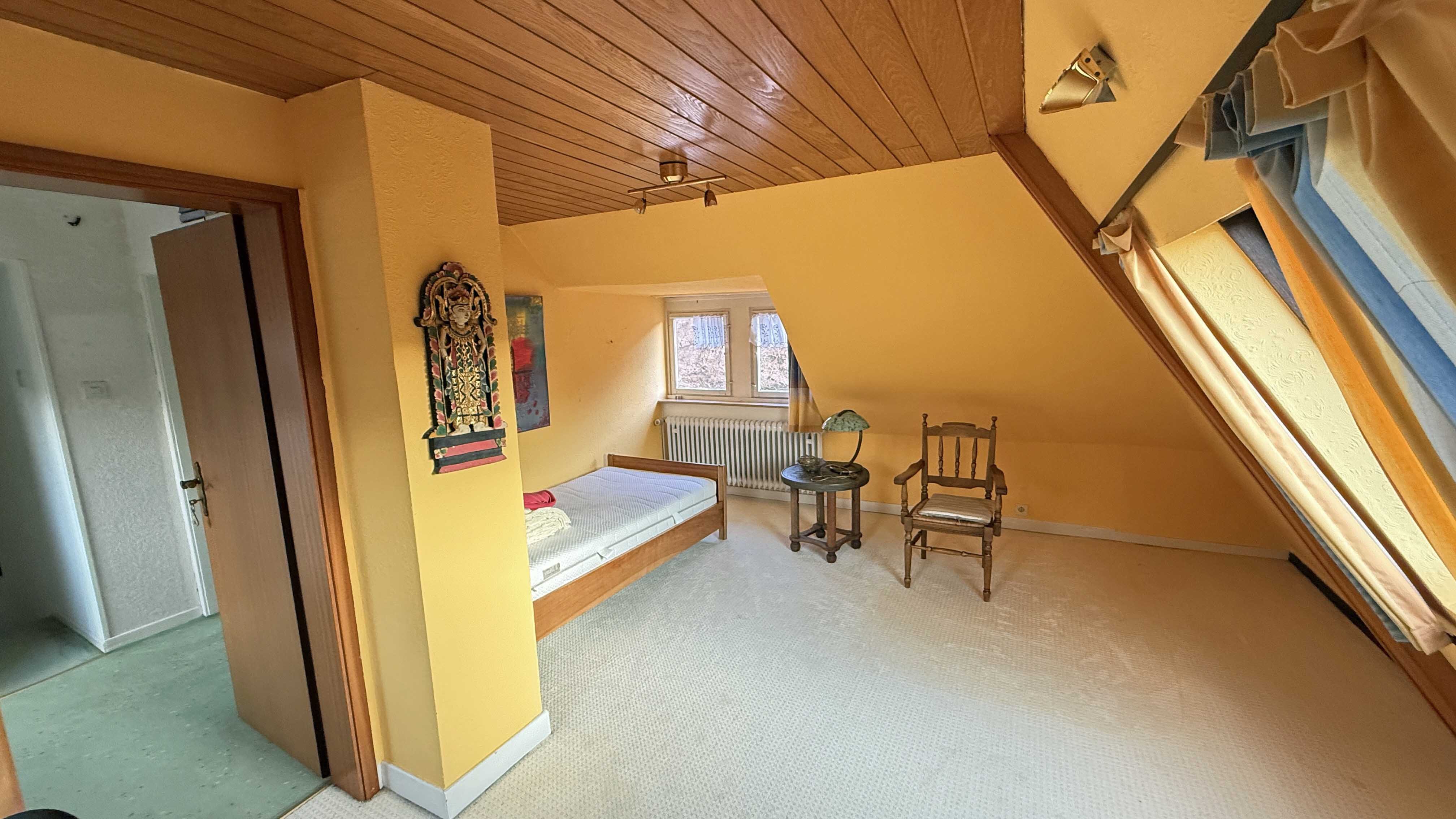 Hövels: Gepflegtes EFH villenartig gebaut und ausgestattet, Oberste Etage mit zwei Dachzimmern und WC