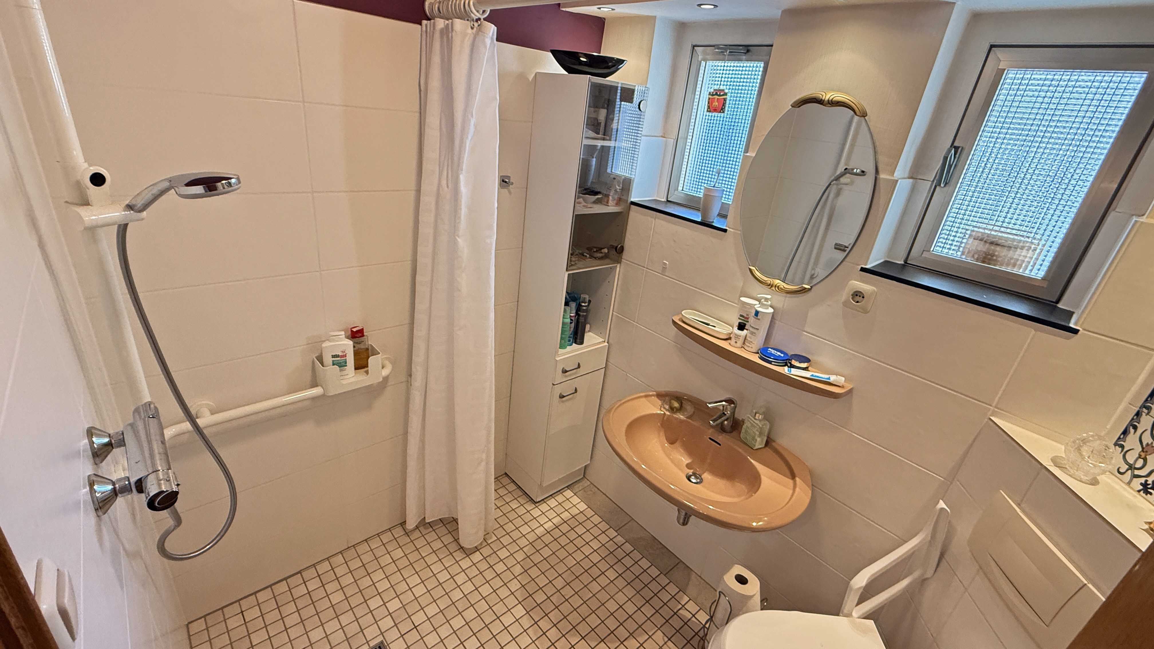 Hövels: Gepflegtes EFH villenartig gebaut und ausgestattet, altersgerechtes Bad mit bodengleicher Dusche