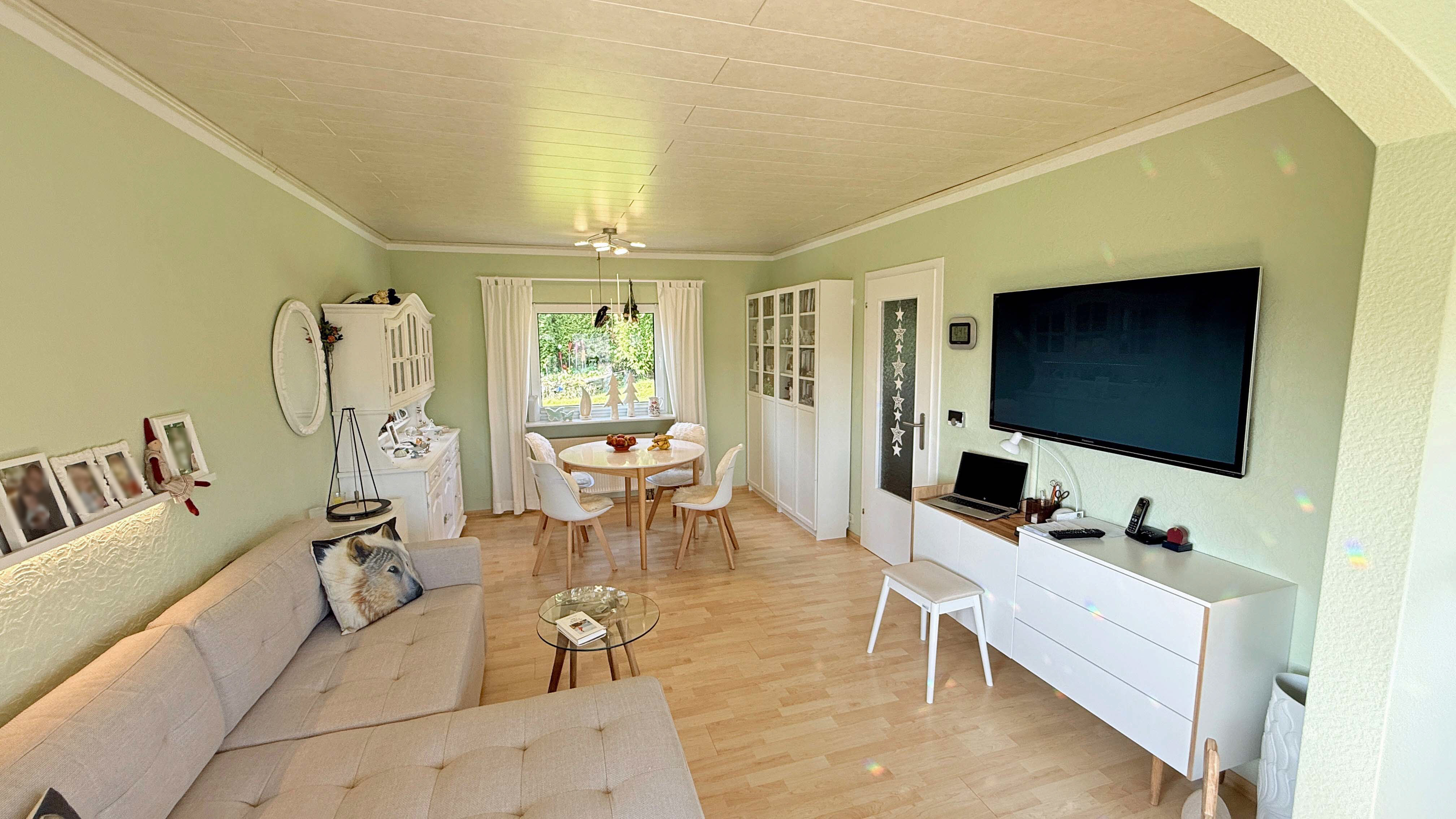 Morsbach-Böcklingen: Top gepflegtes kleines Idyll mit Panorama-Logenplatz, Der 23 m² große Wohn-/ Essbereich