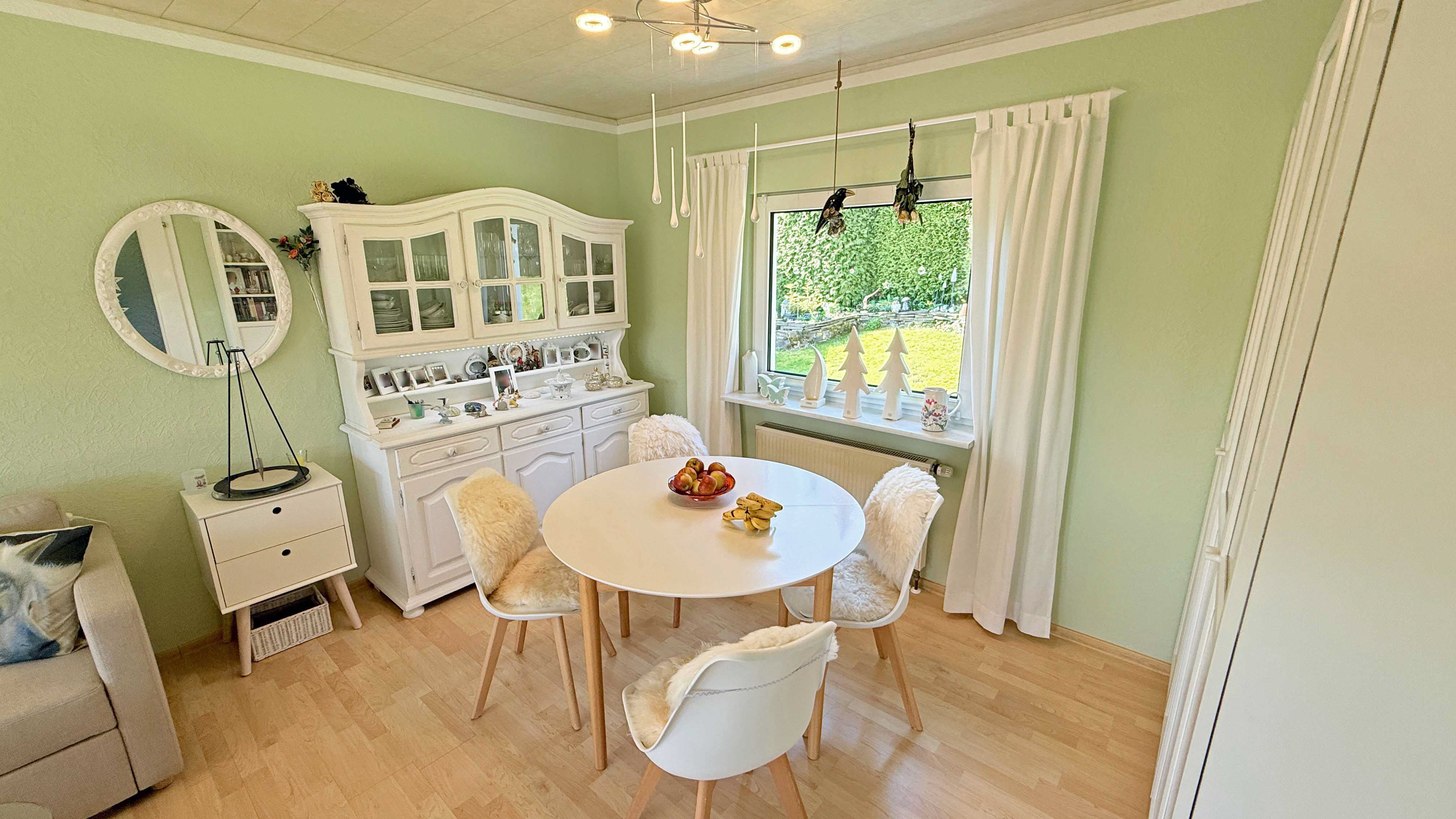 Morsbach-Böcklingen: Top gepflegtes kleines Idyll mit Panorama-Logenplatz, Essplatz am Fenster zum Garten