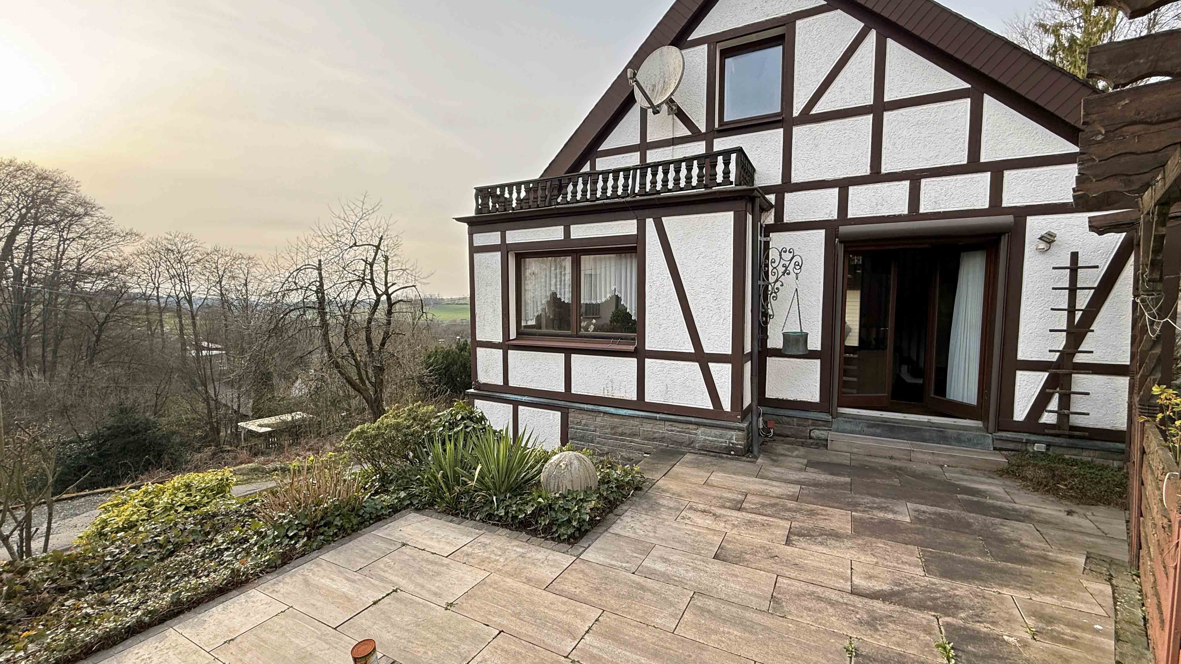 408 2-472 - Reichshof-Nosbach: Gemütliches Fachwerkhaus mit großer Terrasse