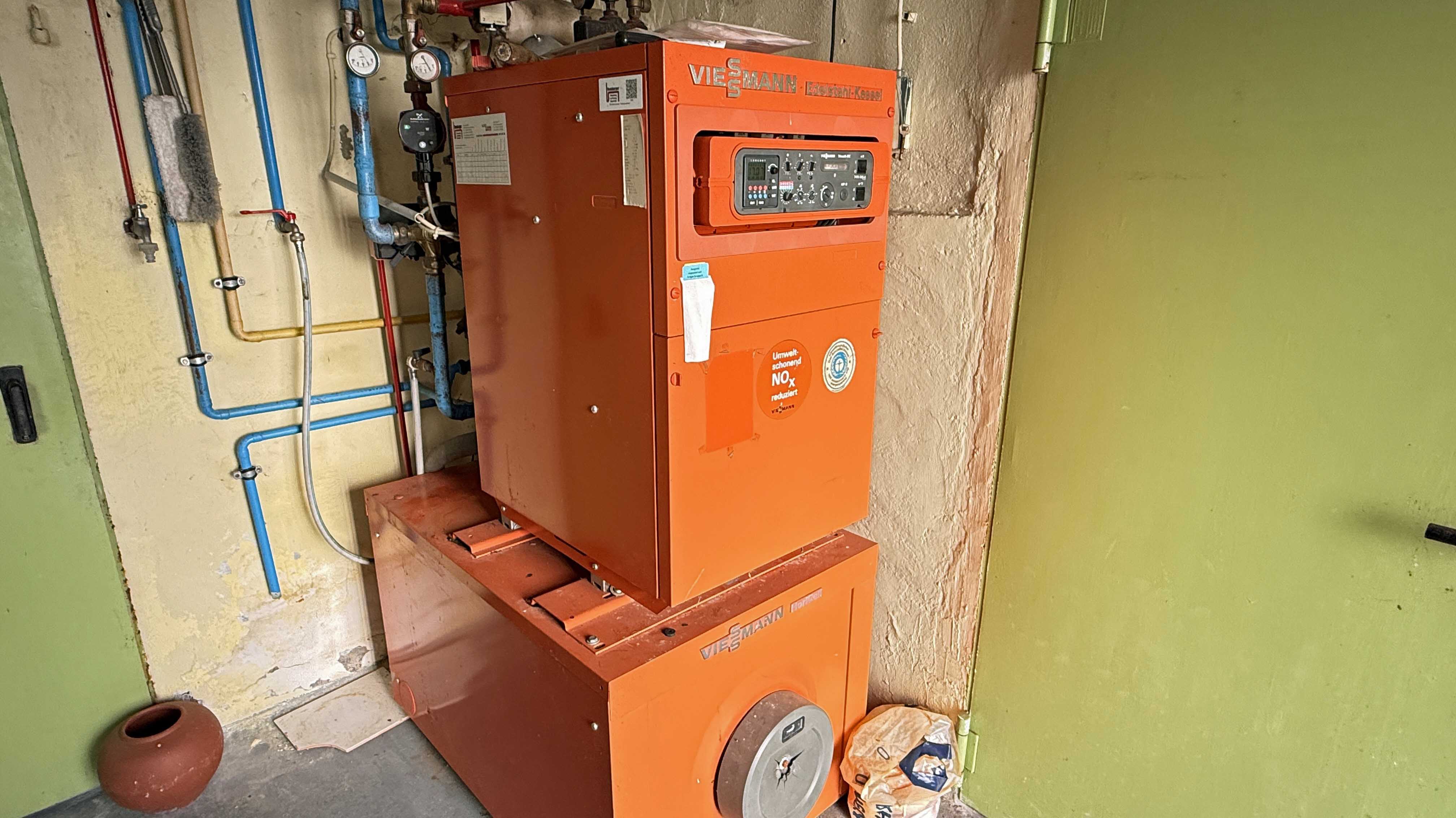 Reichshof-Nosbach: Gemütliches Fachwerkhaus mit großer Terrasse, Erdgas- Zentralheizung, Bj. 1989