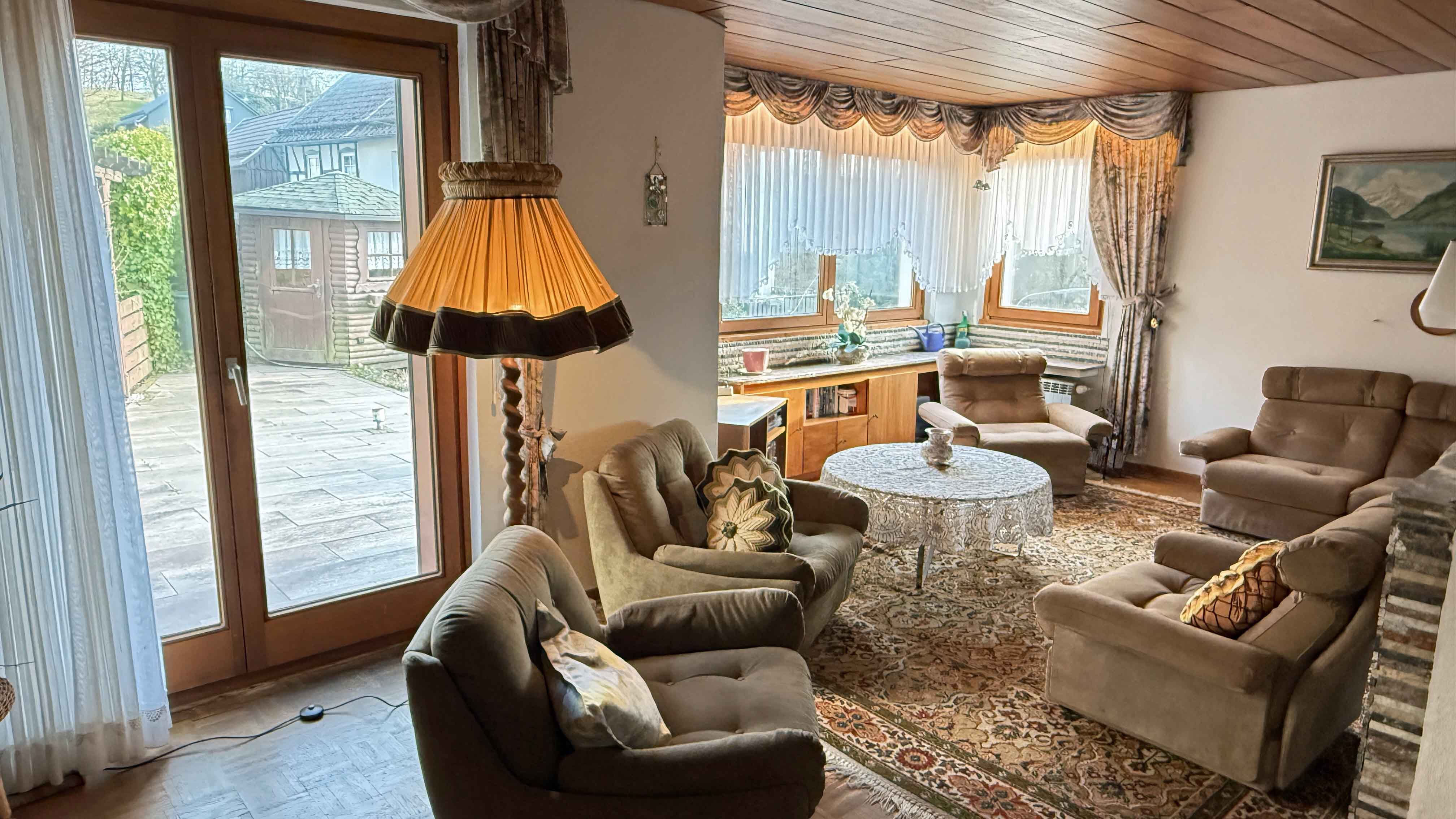 Reichshof-Nosbach: Gemütliches Fachwerkhaus mit großer Terrasse, ...dem Wohnzimmer begehbar