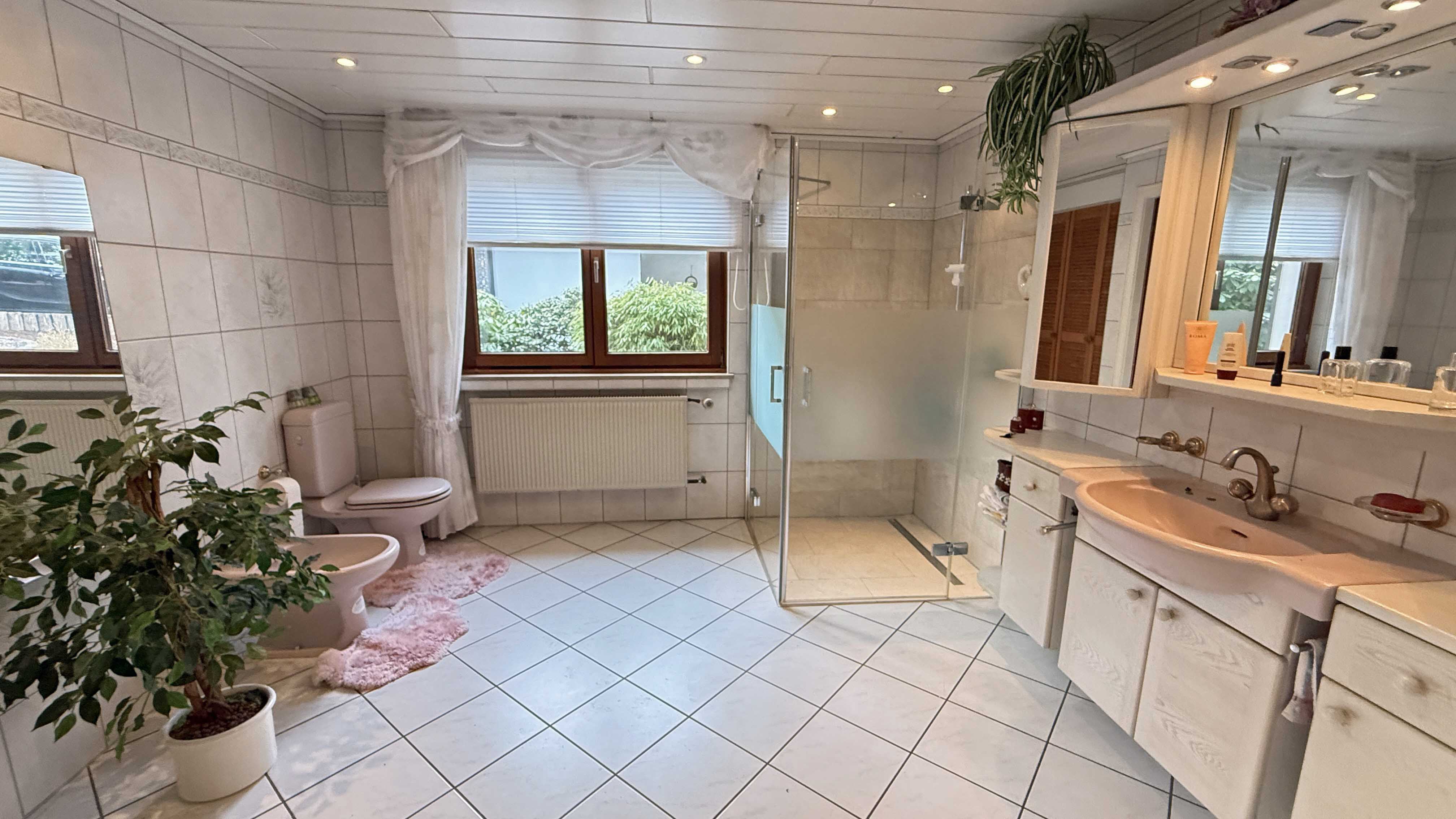Reichshof-Nosbach: Gemütliches Fachwerkhaus mit großer Terrasse, ...Badezimmer (12,3 m²) mit bodengleicher Dusche