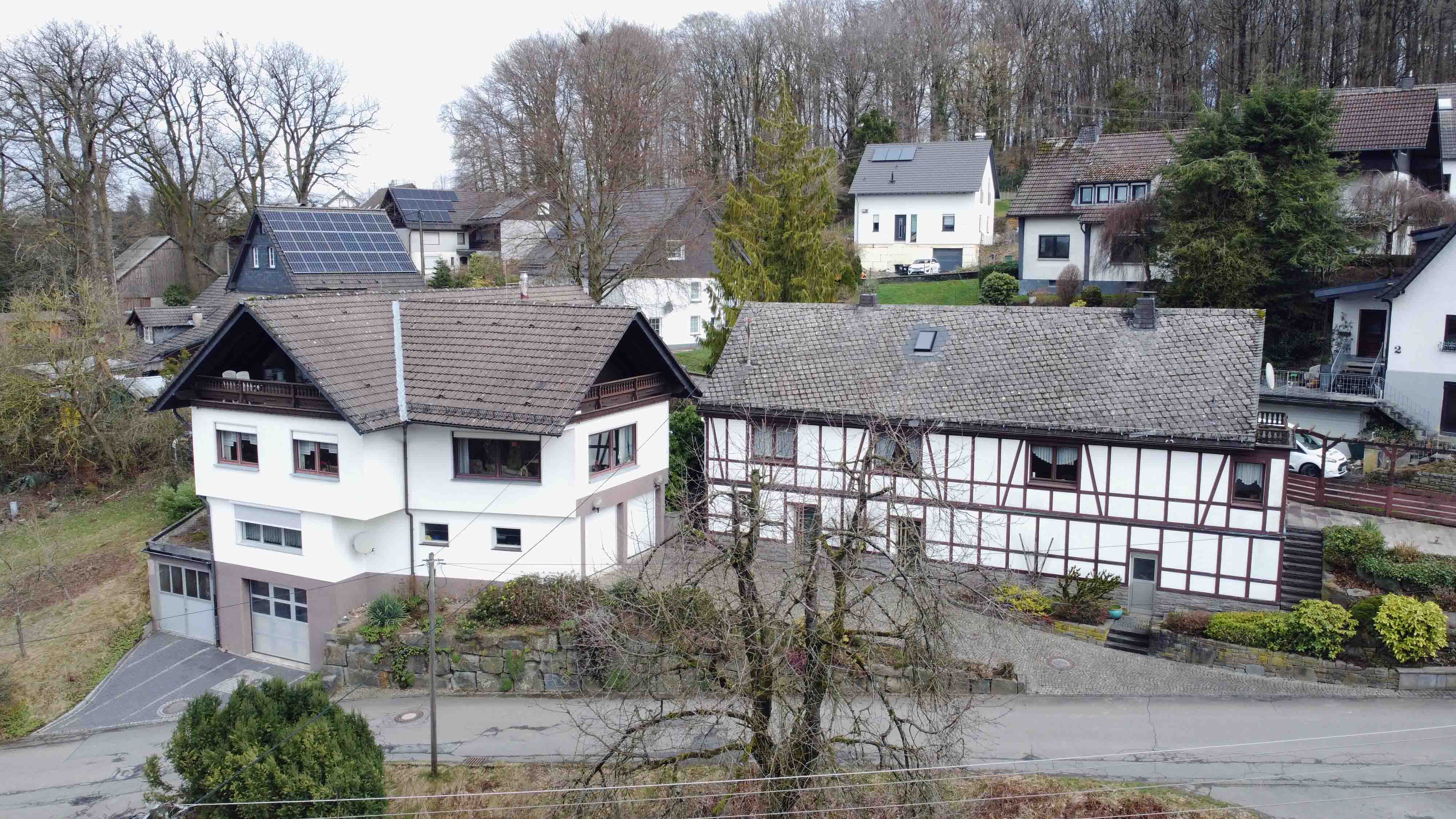 Reichshof-Nosbach: Barrierefreies Unternehmerhaus mit Büro und 4 Garagen, benachbartes Fachwerkhaus kann miterworben werden