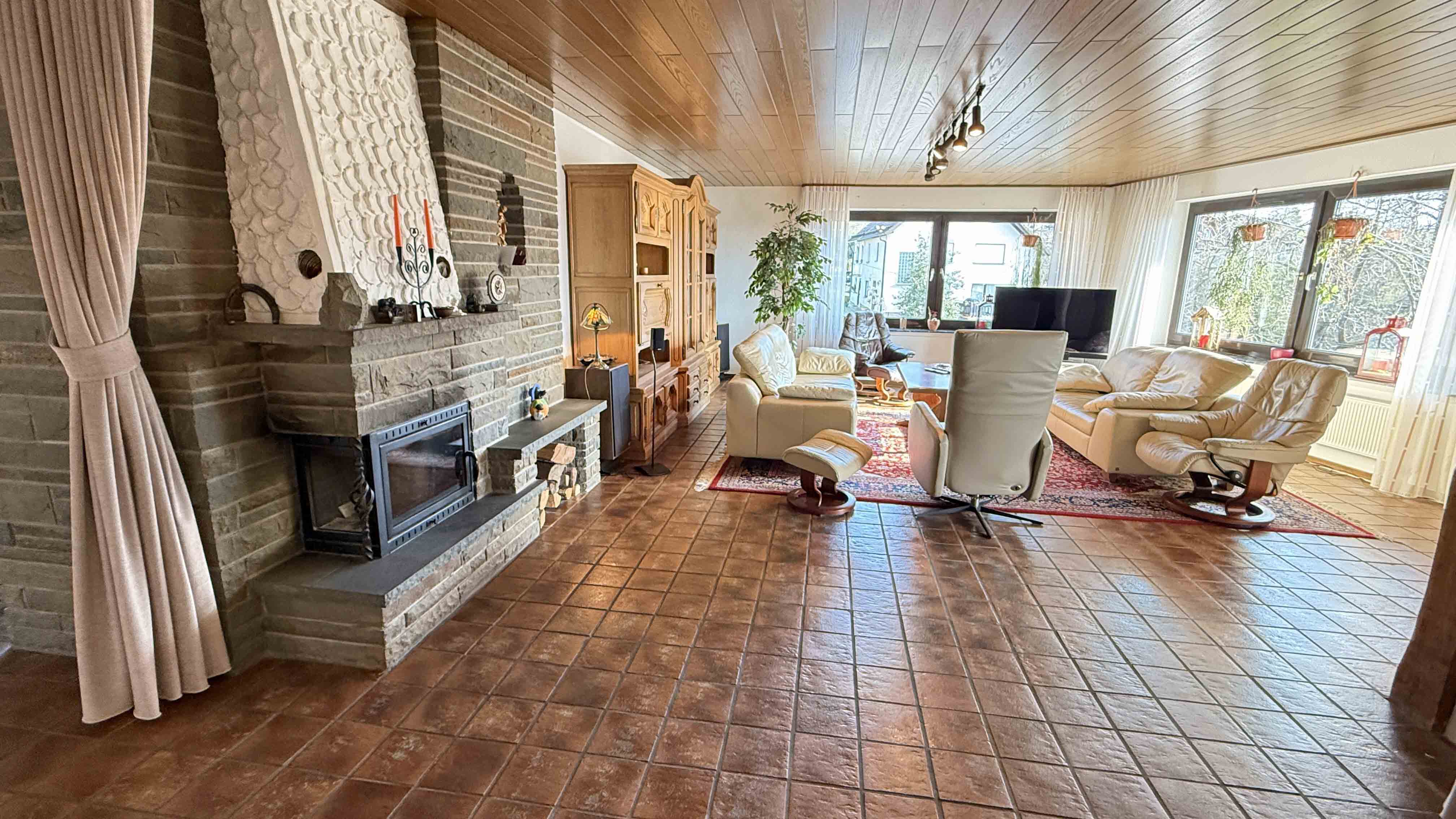 Reichshof-Nosbach: Barrierefreies Unternehmerhaus mit Büro und 4 Garagen, Wohnzimmer (41 m²) mit Kamin und Fußbodenheizung